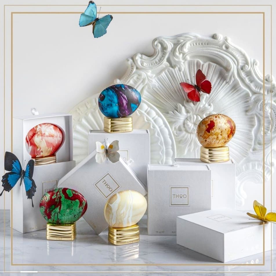 THE HOUSE OF OUD è il nome di un brand, la firma di uno stile e ancor prima è il risultato della collaborazione tra un Maestro profumiere italiano e un produttore di #Oud di #Giacarta: due appassionati di arte, profumi, e viaggi. THE HOUSE OF OUD nasce per trasferire all’interno di un’unica “casa” spunti e suggestioni raccolti in giro per il mondo.
I profumi di #THEHOUSEOFOUD sono un tributo alla generosità della natura e degli uomini che hanno fatto della lavorazione dell’Oud una vera e propria #arte. Ogni anno, una selezione delle migliori qualità di Oud viene messa da parte: da questa speciale selezione nascono le fragranze della collezione, #naturali al 100% e con una produzione limitata. Ogni lotto è unico e mai identico ad un altro, così come le #fragranze di THE HOUSE OF OUD sono inimitabili. Per sigillare questa #unicità anche i #flaconi, d’insolita forma ovale, rispecchiano questa filosofia: ogni pezzo è verniciato a mano da #artigiani taliani, e un prezioso tappo-piedistallo lo sostiene trasformandolo in una e vera e propria #scultura.
#handmade #handpainted #fragrance #thoo #fattoamano #oudfragrance #profumerialorenzi #fragranza #profumo #essence #essenza #eaudeparfum #profumeria #nicchia #profumidinicchia #lorenzidal1924 #lorenzi #lorenzimilano #viasarpi #botteghestoriche