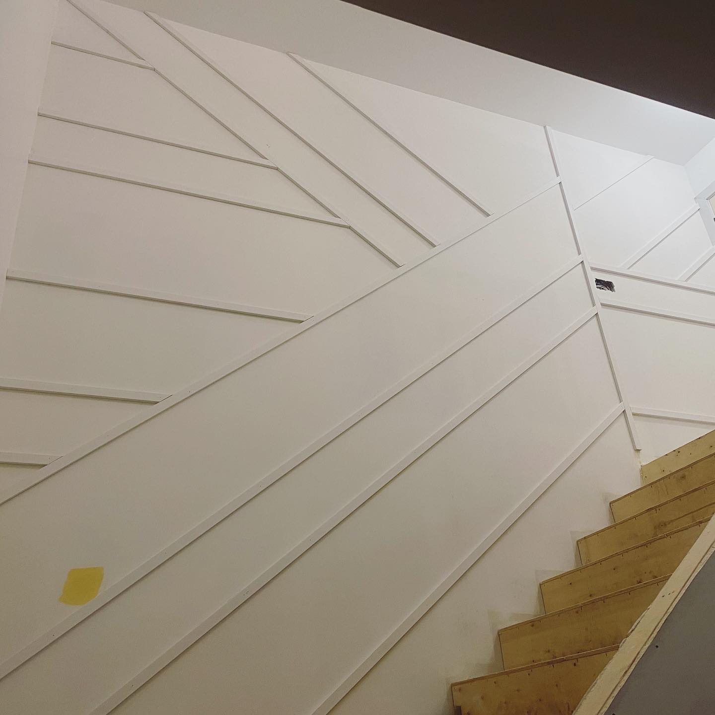 Love being asked to do new ideas for feature walls — designed and installed this for an upcoming @hometown.homes house, one wall in the stairwell and another in the master bedroom. Looking forward to seeing it all painted up!
#lawrencefinishing #featurewall