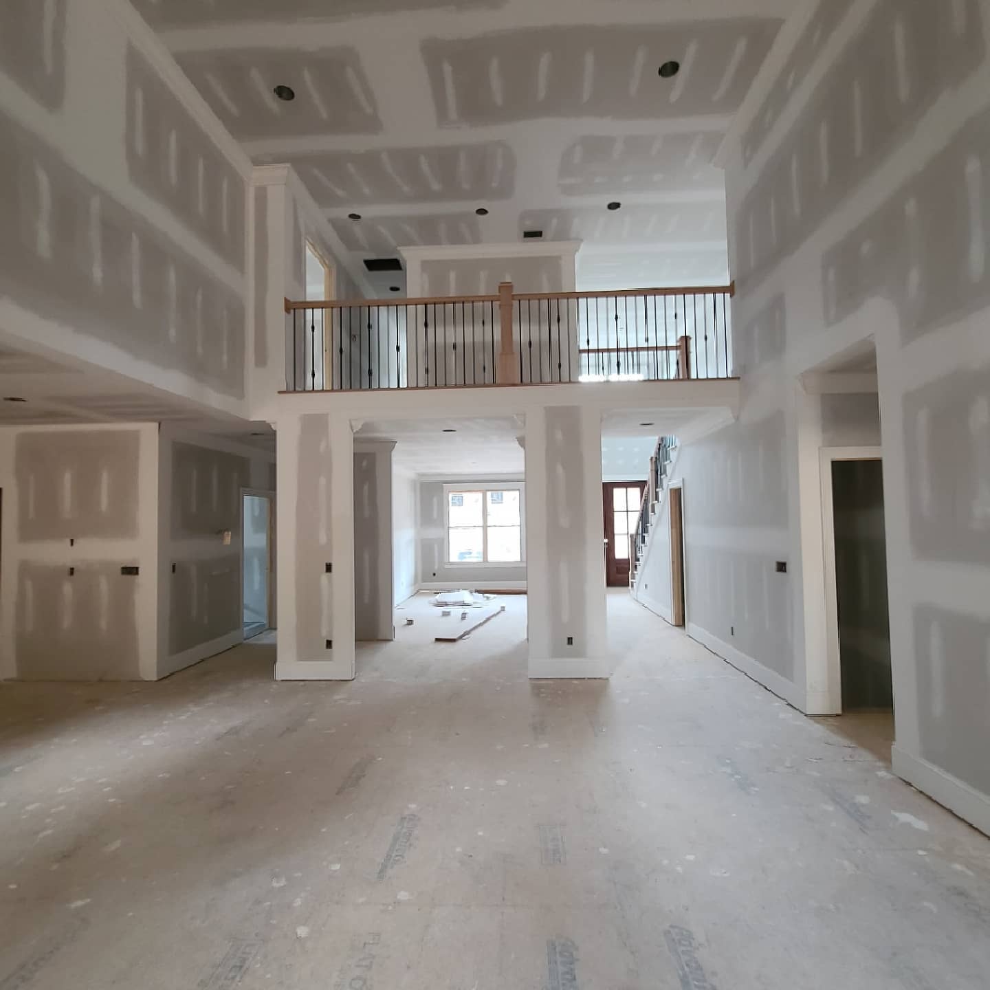 Handrail envy! This is going to be gorgeous when it is finished.
#customhome
#customehomebuilder
#jontotherowconstruction
#handrail
#openbalcony
#twostorygreatroom
#foyer
#foyerstairs