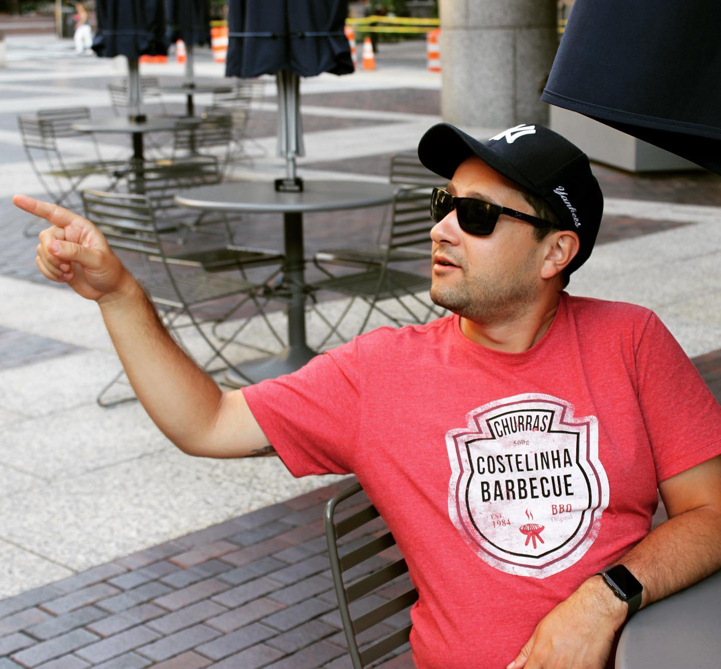 Moço, trås uma costelinha ao barbecue, por favor?