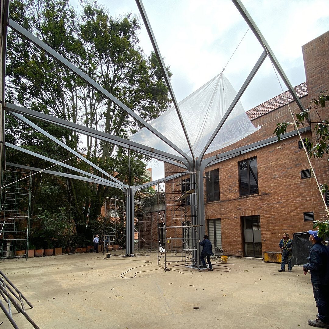 Proceso constructivo de una estructura temporal!
A temporary steel structure in the making!
@oau.studio
#steelstructure #canopy #steelarchitecture #steelarchitecturedetails #thebna #latinamericanarchitecture
