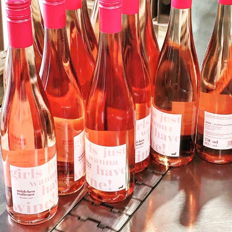 Girls just wanna have wine 🤷🏼♀️
Ist doch klar!
Bald ist unser KlischeeRosé wieder da 😍
.
.
.
.
#klischeerose #mädchenitaliener #alteschönhauser #italianrestaurant #mulackstrasse #zuvinosagichnieno