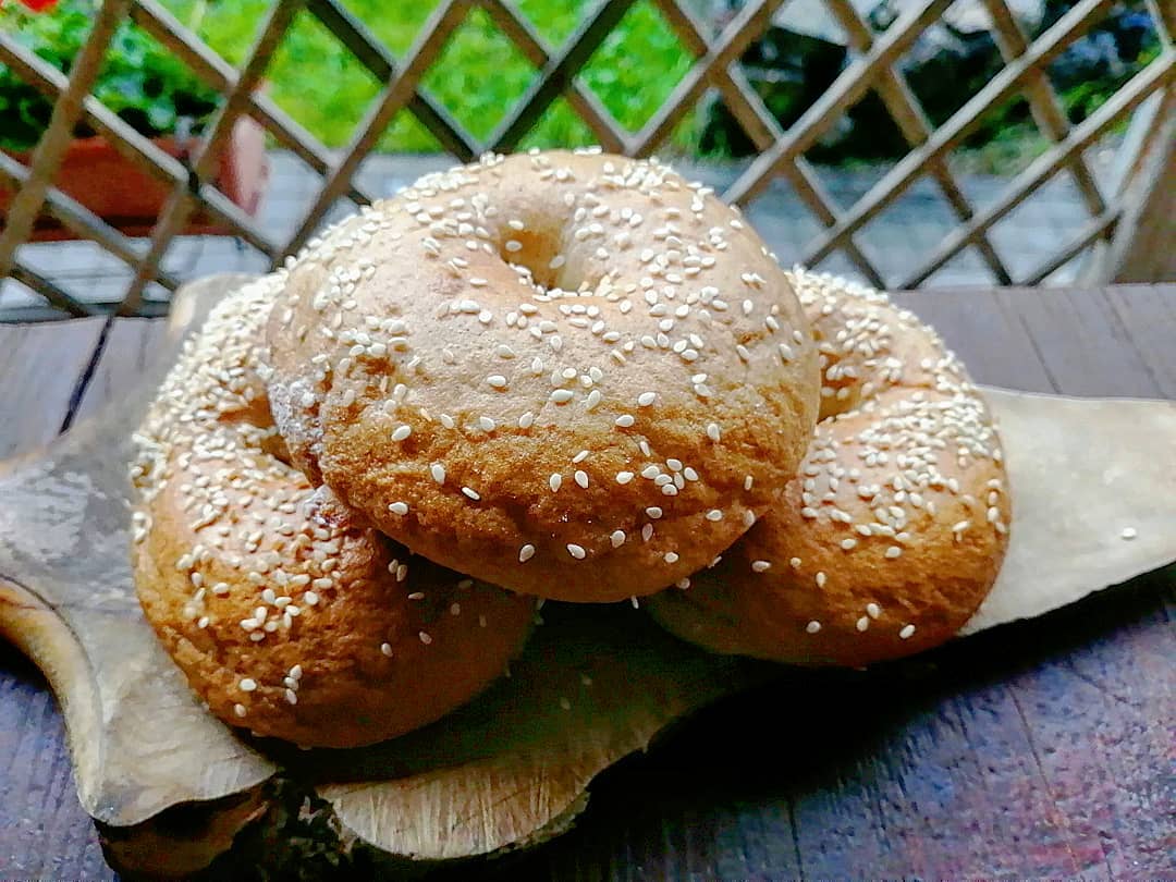 It's BAGEL time! Always my favourite bread to bake and the best for breakfast. For me it's got to be peanut butter & banana. What is your favourite bagel combo? 🥯🍴#peanutbutterforthewin