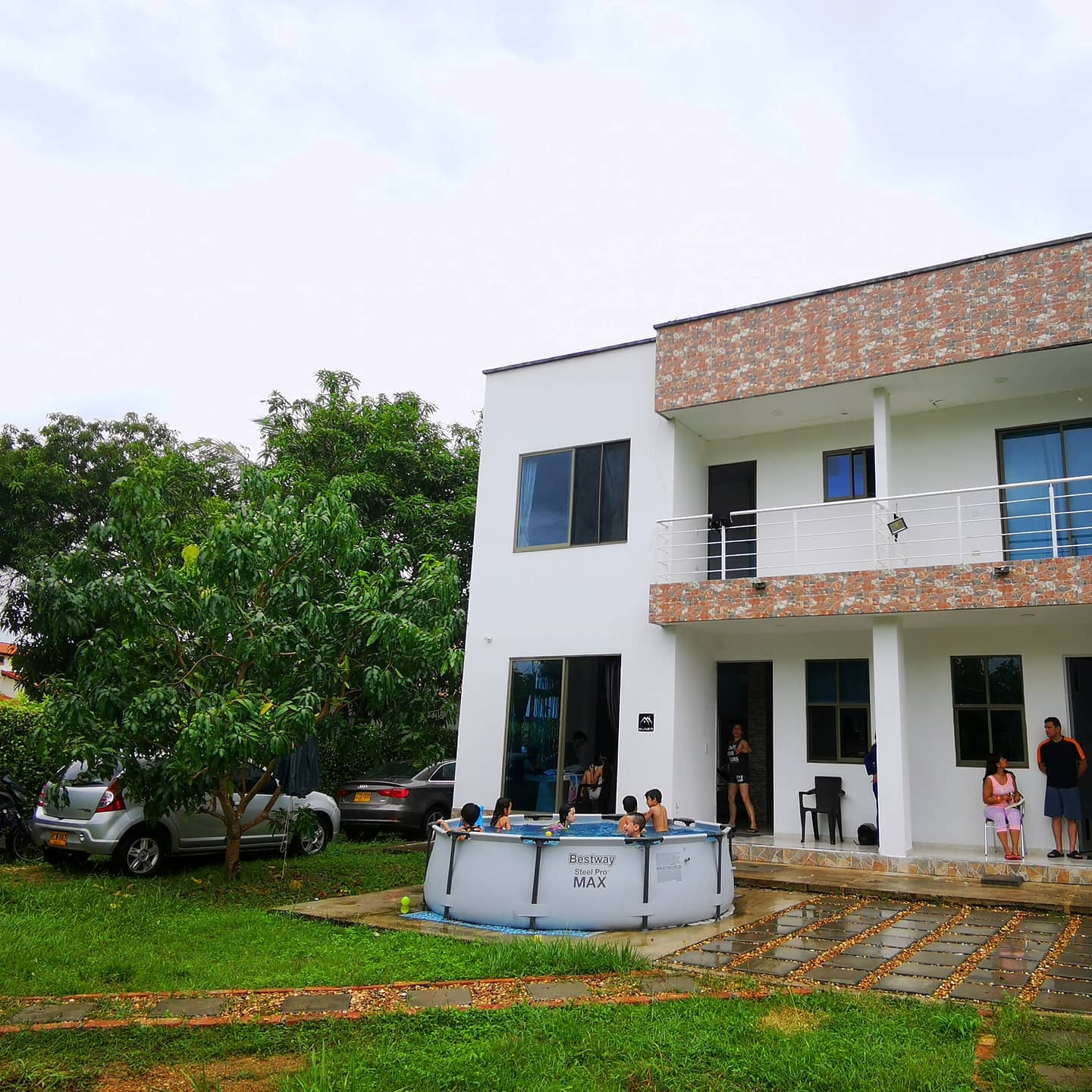 🌦️Hoy esta lloviendo, pero el clima es perfecto para salir a caminar, estar un rato en la piscina o quedarse en la casa durmiendo hasta tarde.
.
🌱Reserva tu estadía con nuestro único número 3145973094 o en www.muner.com.co/casamuner
.
#muner #tolima #casamuner #casaparaalquilar #casaparaalquilarenmelgar #melgar #casasenmelgar #lagomelgar #condominioelruby #elrubycountryclub #elrubyMelgar #vacaciones #vacacionesenfamilia