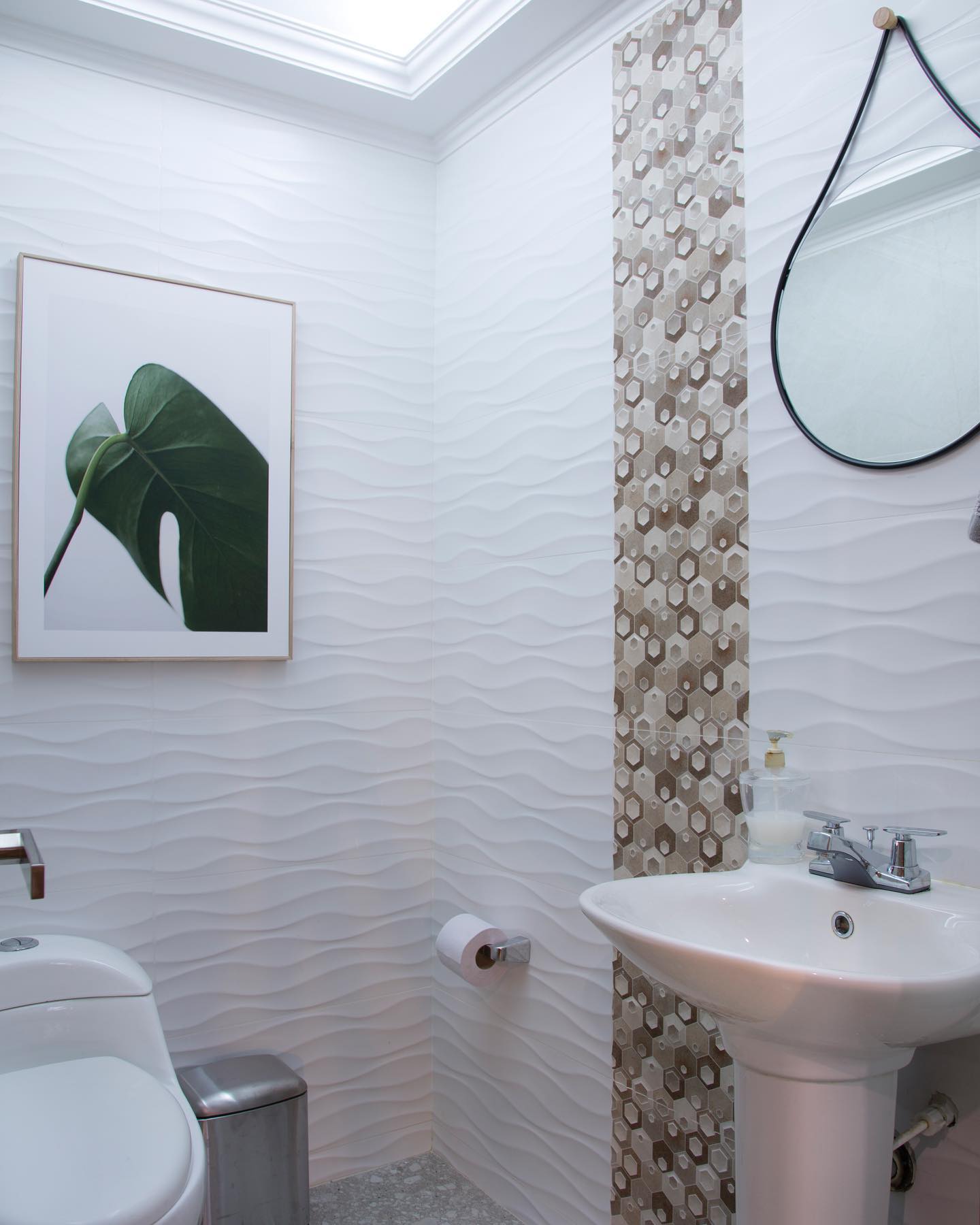 Small bathroom with a spa feeling 🌿🍃 The magic 🪄 of white!
~
Baño pequeño con sensación de spa 🌱🌾 La magia 🪄 del blanco!
📸 @juanrondon
#beforeandadter #whitebathroom #smallbathroomdesign #smallbathroomremodel #antesydespues #bañopequeñomoderno
