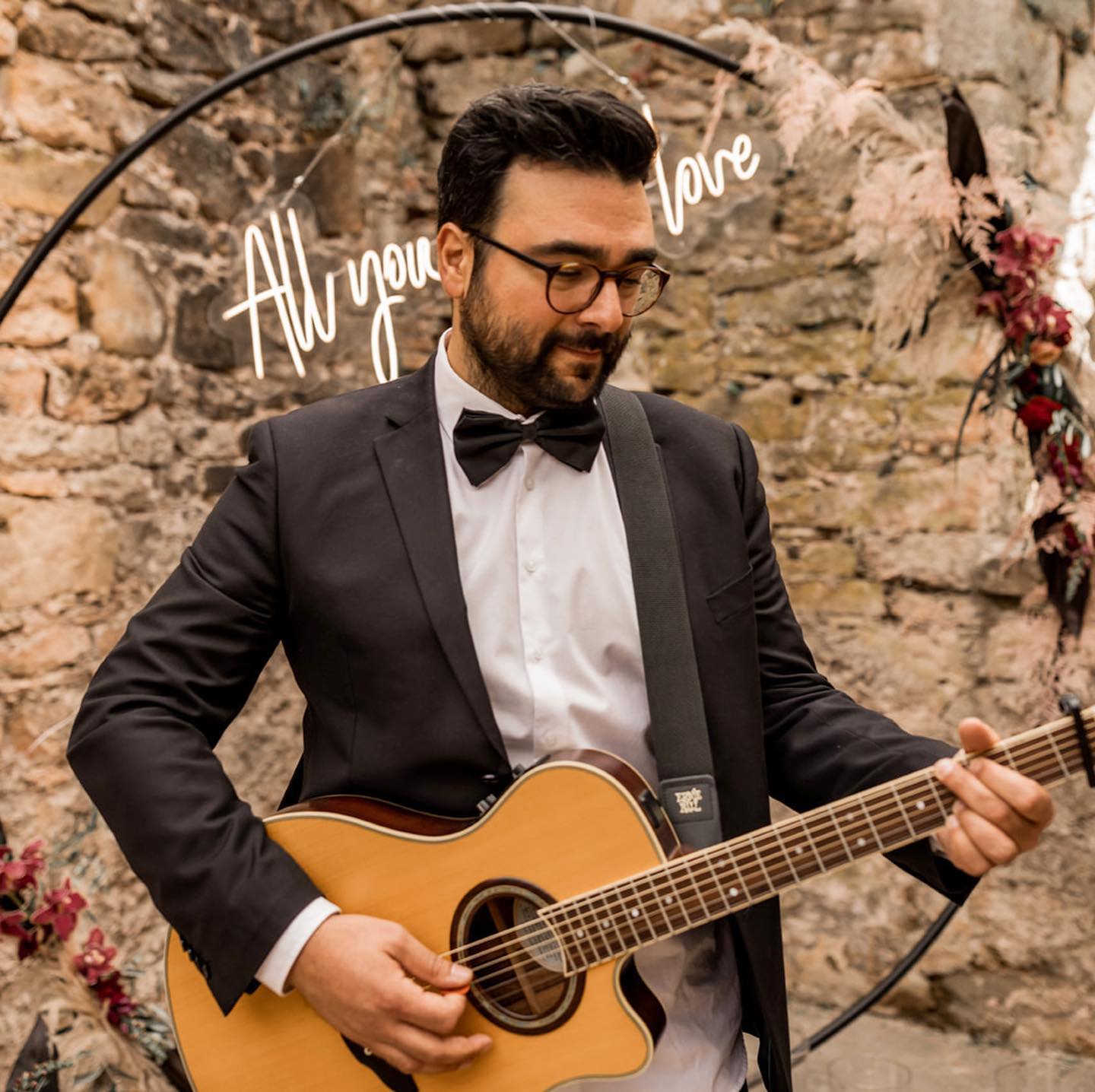 Ein wundervolles Projekt mit absolut tollen Menschen!!! Danke an Anna-Lena @hochzeits.factory für die mega Organisation und @lisaroeder_photography für die wahnsins Fotos!!! Danke dass ich ein Teil davon sein durfte 🙏
Konzept & Planung: @hochzeits.factory
Location: @schlossfasanerie
Fotograf: @lisaroeder_photography
Videografen: @niklas_brumund
Traurednerin: @herzreise_traureden
Dekoration & Möbel: @tischlein.stuhlbein
Neon Sign & Gläser: @global_desire
Floristik: @blumenlink
Gastgeschenke: @jaimes_resins
Hochzeitstorte: @toertlichkeit
Couple: @allaboutsarahslife & Björn
Anzug: @friederike_nimmt_mass
Brautkleid: @theone.dress.day.love
Ringe: @juwelier_ottoparr
Visagistin: @johannakresshair_fsreiter
Cocktails: @mistermandrillhh
Musik: @emmi.live.music
Papeterie: @unvergessliche_papeterie