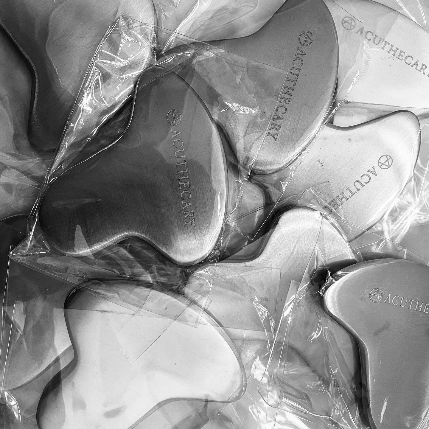 ✨Guasha can help unhealthy bodily matter from blood stasis within sore, tired, stiff or injured muscle areas to stimulate new oxygenated blood flow to the areas -promote to increase body’s natural healing power.
✨Discounts available for healthcare workers and beauty specialists👍🏻
#creditwikipedia #guasha #facialmassage #yugi #metal #metalart #skincare #selfcare #massagetool #kbeauty #tcm #kcm #urbanoutfitters #asianbeauty #faciallifting #bodylift #naturalbeautyproducts #la #oc #nyc #wa #acuthecary #acupressure #cosmeticacupuncture #art #metalsmith #handcrafted