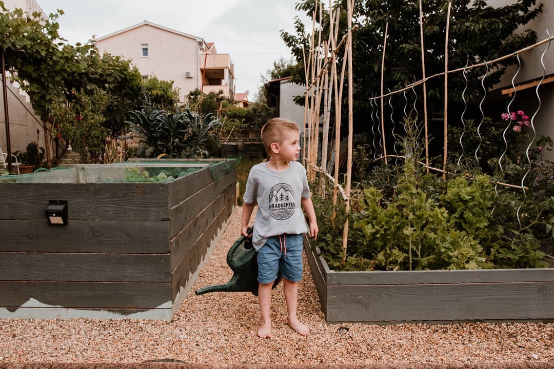 My little helper.
The adventure starts in our garden, where we pick fresh veggies for our gastro experiences.