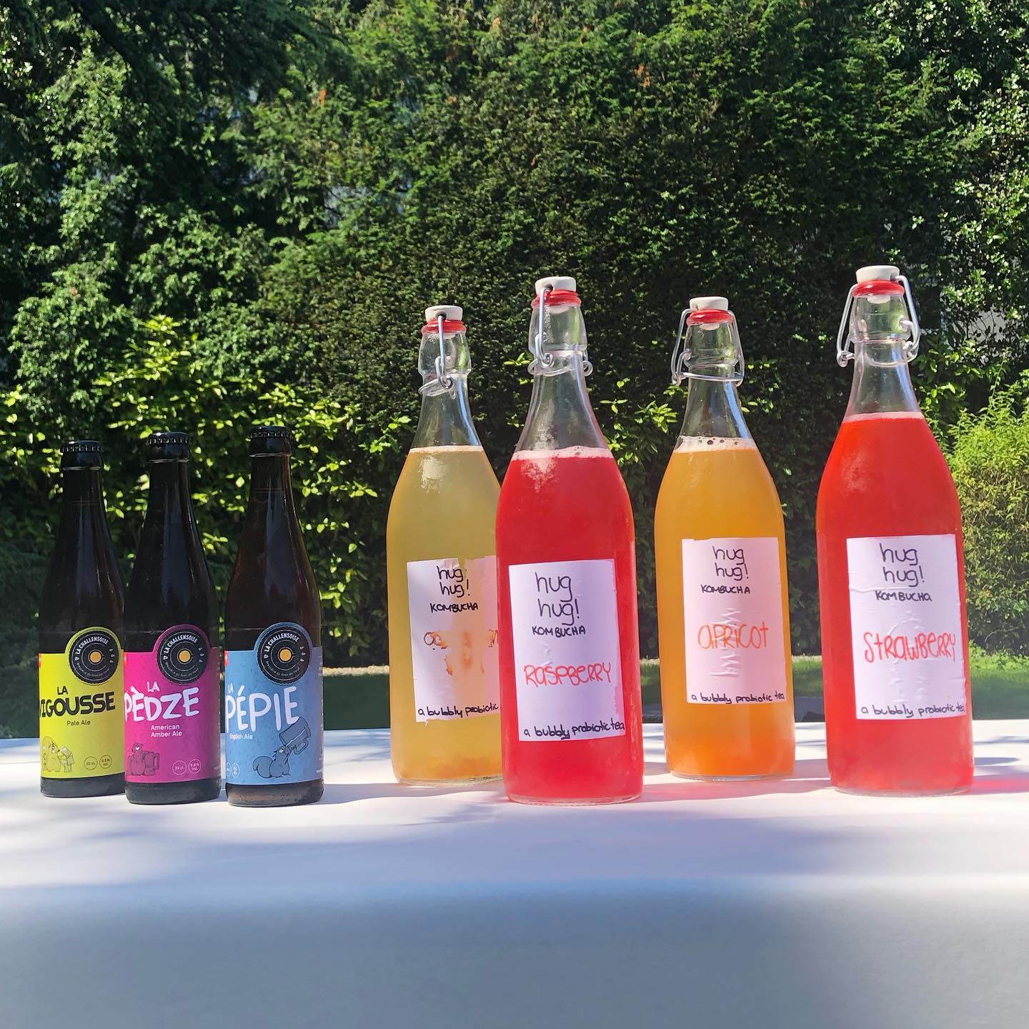 #partypostcovid
Jeudi soir nous étions à Perroy samedi à Vevey ☀️
On vient chez vous et on s’occupe de tout : tables, boissons, burgers et playlist 🎶🚛
Nouveautés chez Folies Burgers nous proposons entre autre:
Biere artisanale #lachallensoise
Kombucha fraise, framboise, abricot ... ou notre préféré miel cardamome 😋 by @nuc_design
.
.
.