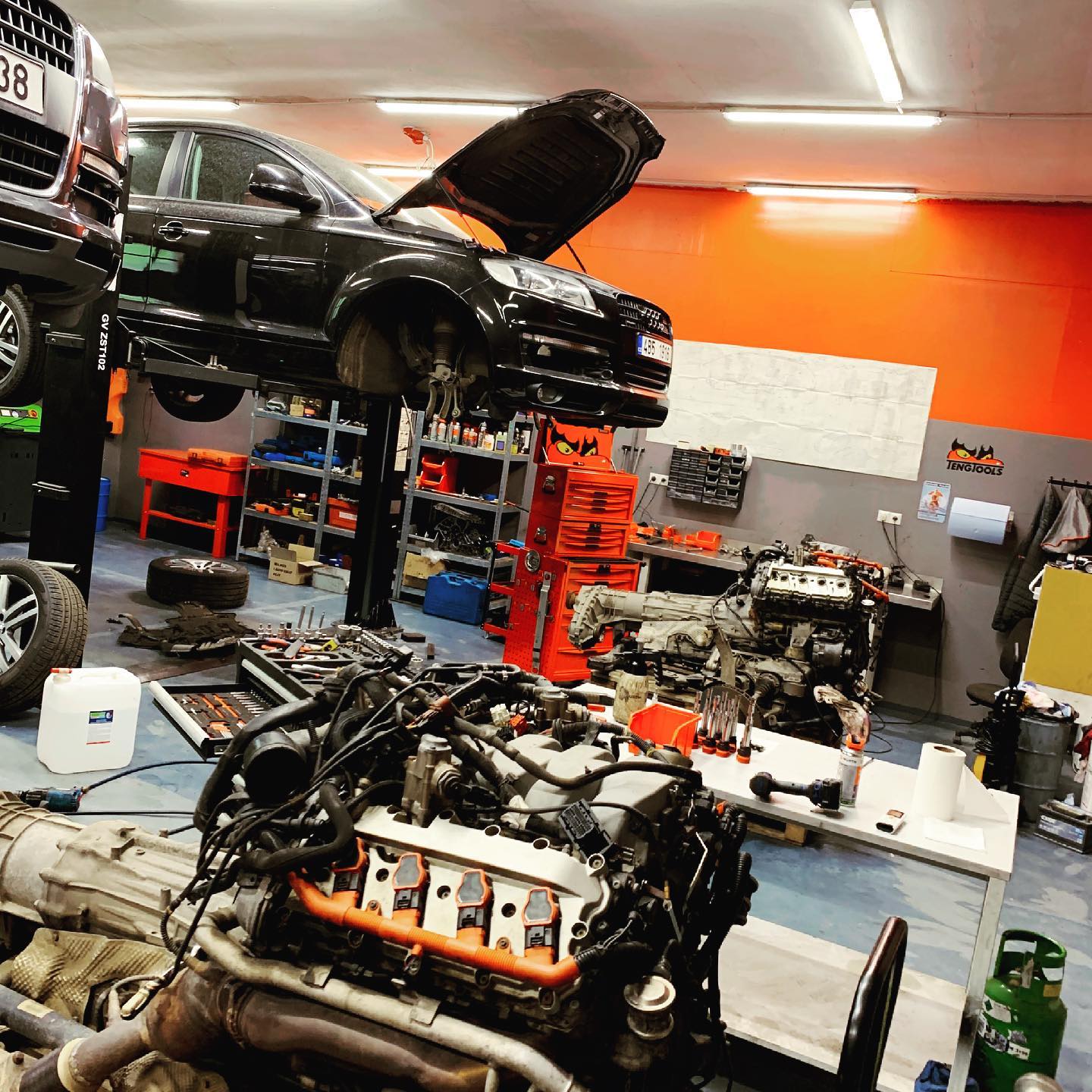 Tak nějak to vypadá když se sejdou dvě V8 😄
#audi #v8 #quattro #benzin #germanycars #motor #mechanik #job #work #brno #brnoslatina #boy #czechboy #repair #photo #instagram #instaphoto