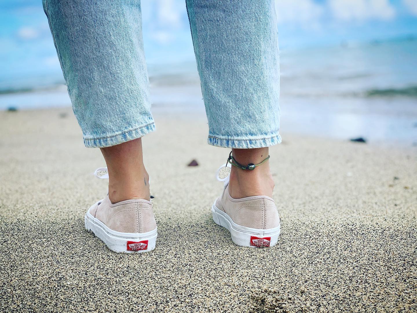 If you like salty jewelry that are unique and different, baroque pearl ankle bracelet is the perfect partner for all your summer adventures ! ☀️