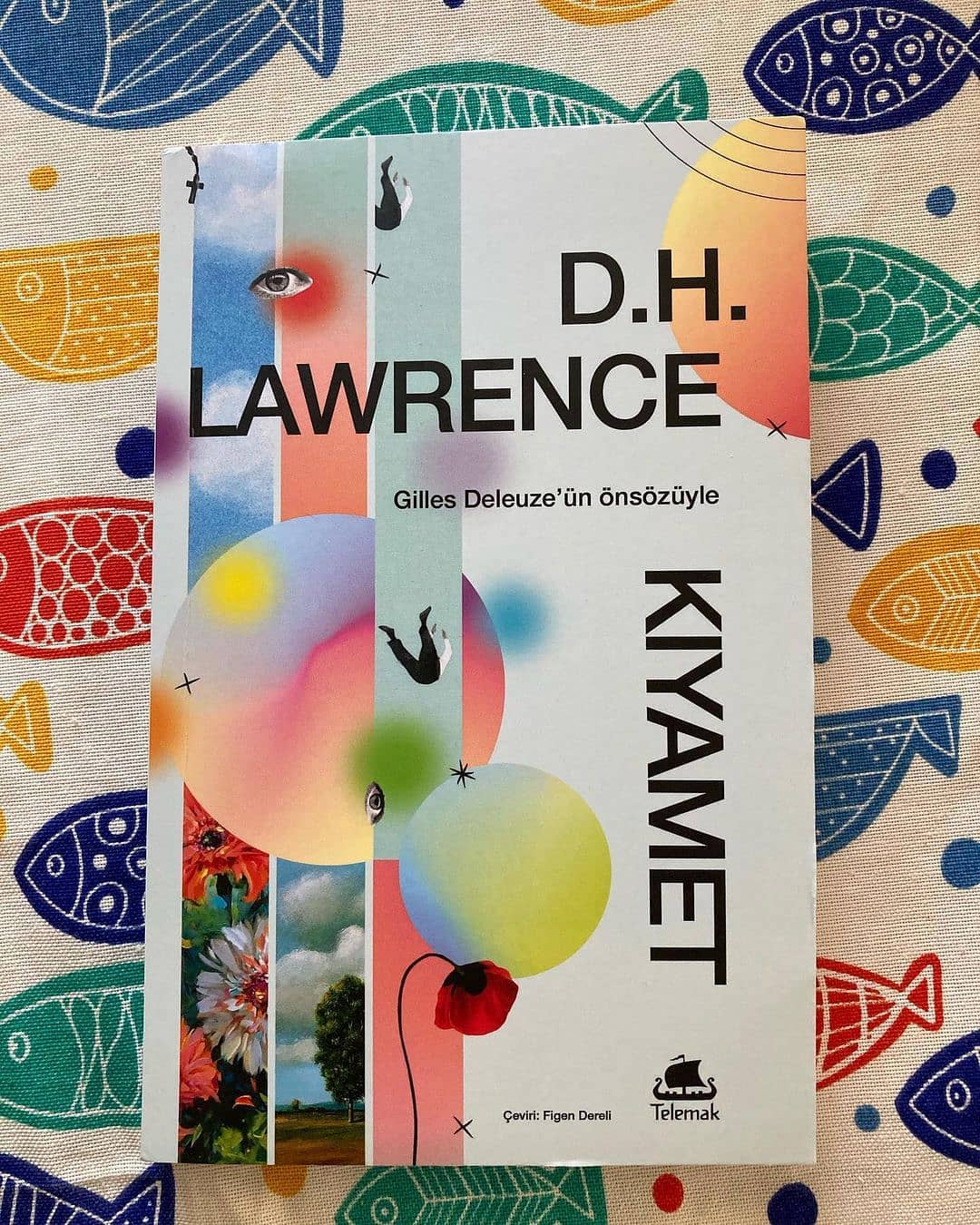 İsmail Gezgin'den @arkeologismailgezgin "Kıyamet"e dair 🔥
KİTAP ÖNERİSİ
D.H. Lawrence, KIYAMET. Gilles Deleuze’ün önsözüyle. Çeviren Figen Dereli. Telemak Kitap, 2021.
İnsan tarihsel süreç içerisinde, çevresiyle bağını koparmış, doğasından gelen hayal gücünü, hissiyatını ve kimi yetilerini kaybetmiştir. Lawrence bunun nedeninin Hıristiyanlık ve Kapitalizm olduğunu ileri sürdüğü çalışmasının merkezine İncil’in “Vahiy” bölümünü koyarak, büyülü ve eleştirel bir okuma yapmıştır.
“İnsan için, tıpkı çiçek, hayvan ve kuş için olduğu gibi, en yüce zafer, en canlı, en mükemmel şekilde yaşamaktır. Doğmamış ya da ölmüş olan ne bilirse bilsin, vücuda gelmenin güzelliğini, mucizesini bilemez. Ölü, sonranın sonrasına bakabilir. Ama burada ve şimdi beden olarak yaşamanın muhteşemliği bizim, sadece bizim ve bir süre için bizimdir. Yaşadığımız ve beden olduğumuz ve yaşamın bir parçası, yeniden vücut bulmuş kozmos olduğumuz için vecd içinde dans etmeliyiz. Ben güneşin bir parçasıyım, tıpkı gözümün benim bir parçam olduğu gibi. Ben, ayaklarımın mükemmel bir şekilde bildiği toprağın bir parçasıyım ve kanım denizin bir parçası… Ben büyük bütünün bir parçasıyım ve bundan hiçbir zaman kaçamam… İstediğimiz şey sahte inorganik bağlarımızı, özellikle parayla ilgili olanları yok etmek ve yaşayan organik bağları yeniden kurmak; kozmos ile, güneş ve yeryüzü… ile. Güneşle başla, gerisi yavaş yavaş olur.”
@telemakkitap #lawrence #kitapönerisi #felsefe
