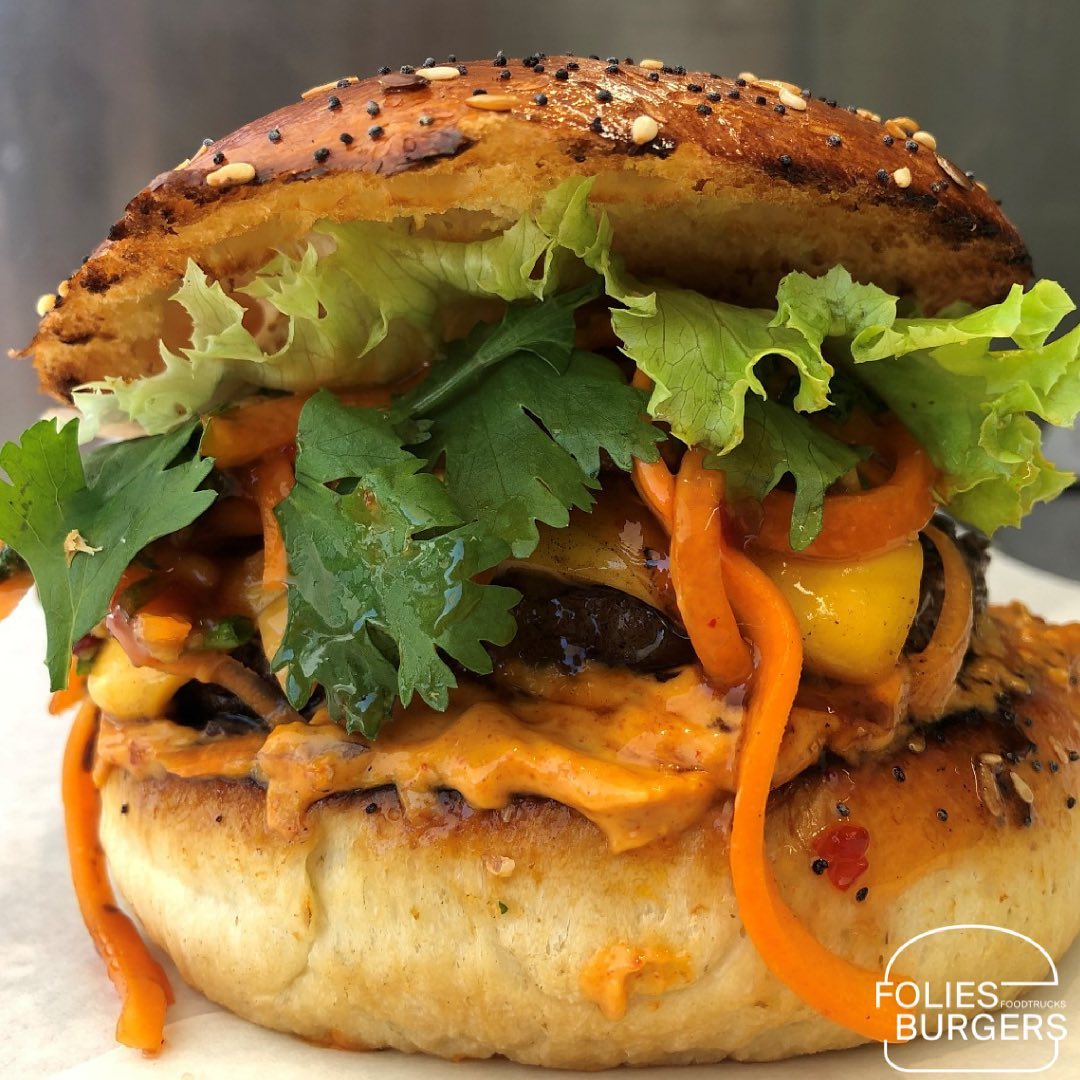 #holidays ☀️🇹🇭
.
.
.
Notre burger du mois arrive sur tous nos emplacements 💥
Burger Thaï 🇹🇭
Sauce mayo curry rouge, oignons, steak haché et cheddar fondu, spaghettis de carotte et herbes fraîches 🌱 coriandre, basilic thaï et ciboulette 🌱 sauce Sweet Chili et cacahouètes concassées…😋
.
.
.
#burgers #foodporn #foodtrucks #foliesburgers #switzerland🇨🇭 #vaud #lausanne🇨🇭