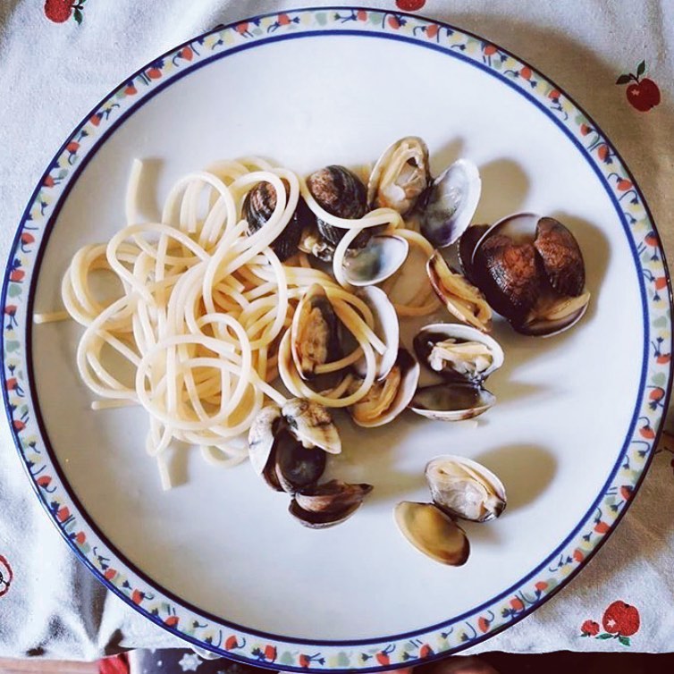 Lunch with some bivalve friends ✌🏼. Clams,Pipi’s and Vongole require purging to remove the fine sand or grit inside the shell. These bivalves respond well to brief cooking. Cook only until the shells open to prevent the meat from shrivelling and becoming tough. Steam and heat in open pan with white wine or stock before tossing through a pasta. #seafood #melbourne