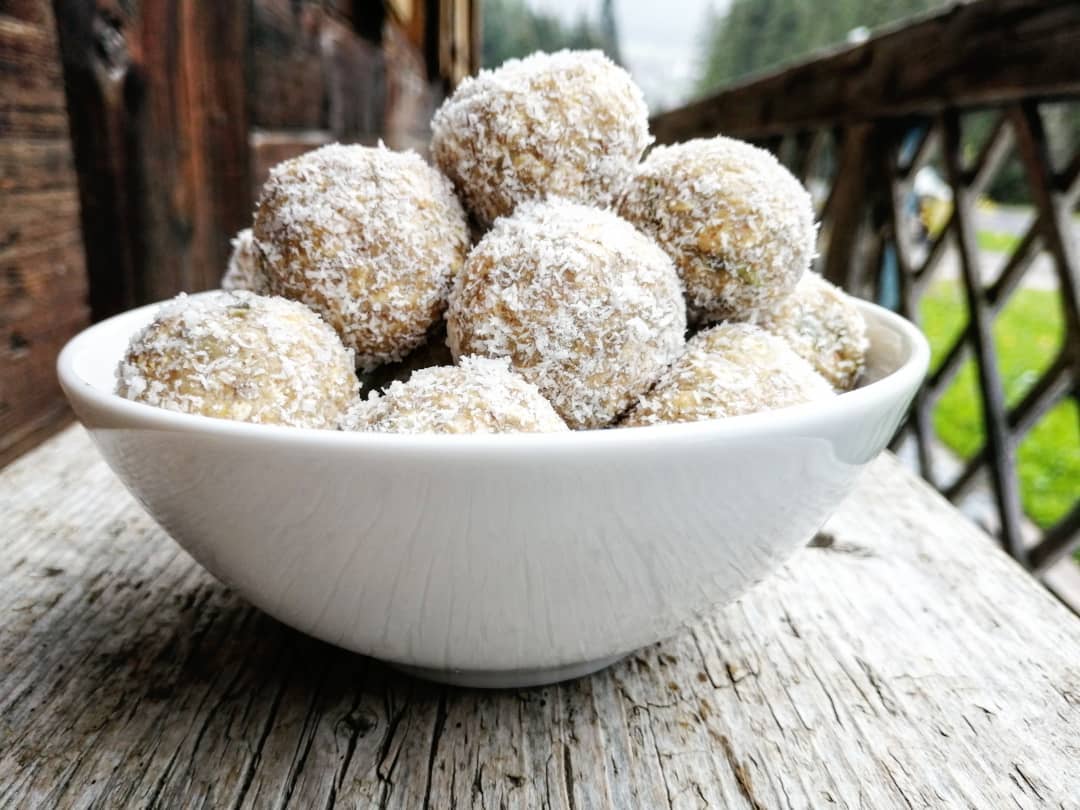 Outdoor cycling season = homemade energy balls ❤️🚴♀️ Peanut butter, coconut & vanilla oaty balls. Now the thunderstorms just need to stop so I don't get the fear of cycling too far away and getting attacked by hailstones 😂😂 #cyclingfuel #naturalenergy 🚴♀️🚴♀️
