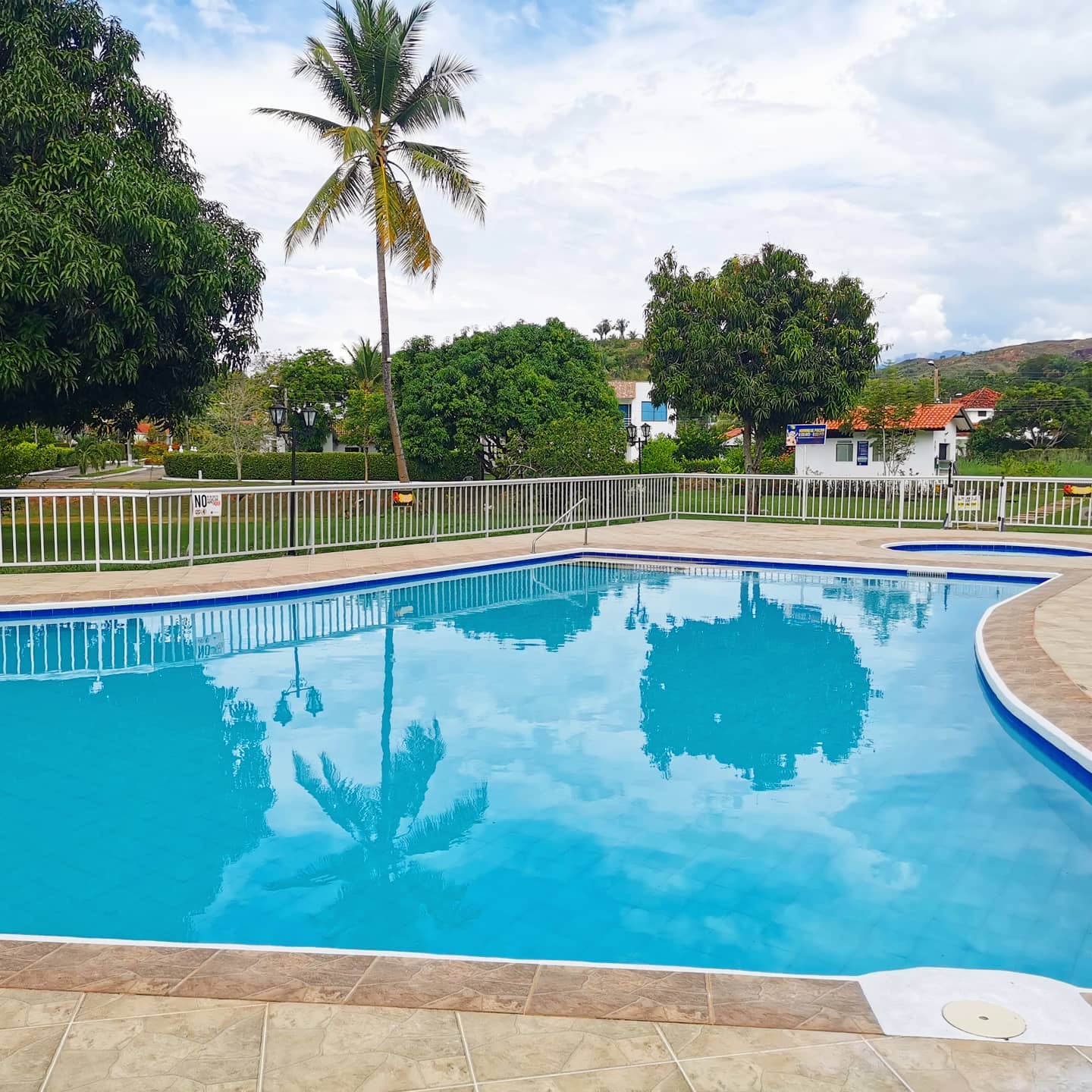Tenemos una piscina grande dentro del condominio, a solo 30 metros de Casa Muner, también cerca tenemos un río y varios planes para hacer cerca a la casa.
www.muner.com.co
.
#muner #tolima #casamuner #casaparaalquilar #casaparaalquilarenmelgar #melgar #casasenmelgar #lagomelgar #condominioelruby #elrubycountryclub #elrubyMelgar #vacaciones #vacacionesenfamilia #piscinas
