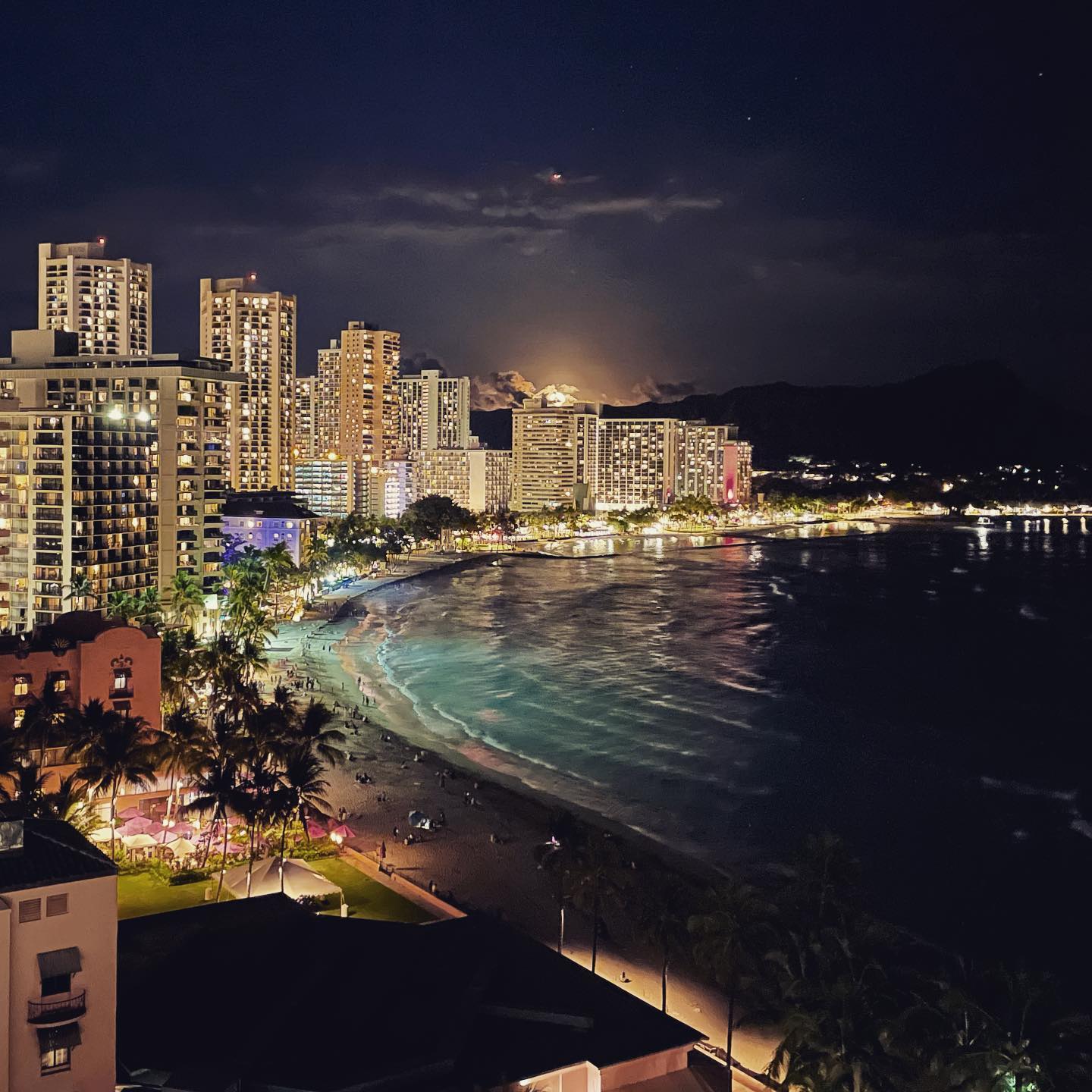 #waikikibeach at night ✨
#hawaii #oahu #travelphotography
