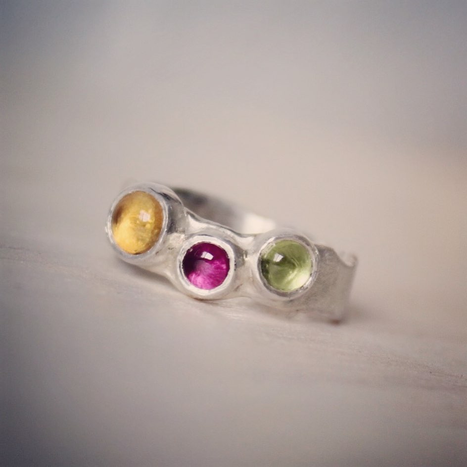 A wide-banded ring made from recycled sterling silver. The amazing sea of colours in my flowering garden inspired me to make a super colourful piece! #alicesilverdesigns #handmadesilvergemstone #gemstonering #sieradenontwerp #edelsmid #granaatring #peridotring #citrineringsilver #zilverenring