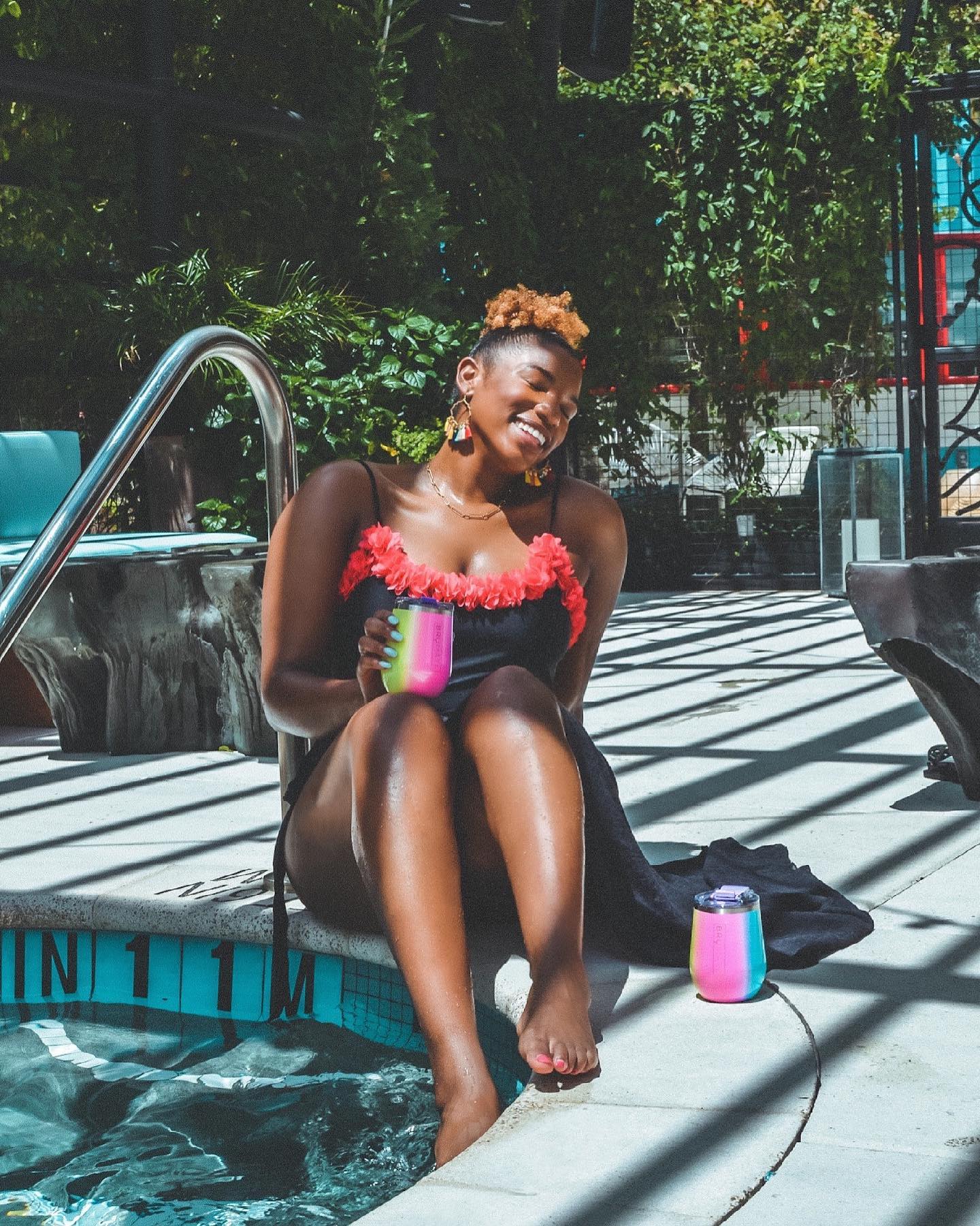 Who wants to cool off by the pool with me? 🌈 Also, Happy Pride Month! 🌈 #BruMatePartner @bru.mate is donating a portion of the proceeds to The Trevor Project during Pride Month. I always want to be an ally to the LGBTQ+ community. This is a great way to support while getting your sip on!
You know I stan for BruMate. Today my BFF and I took the Uncork'd glass to the pool to keep the drinks we ordered ice cold. Psssst, we also took a bottle of wine from home and fit it in the Wine Canteen. I got you covered with a CODE so check my stories or DM me. Full blog post on WTL if you wanna learn more.