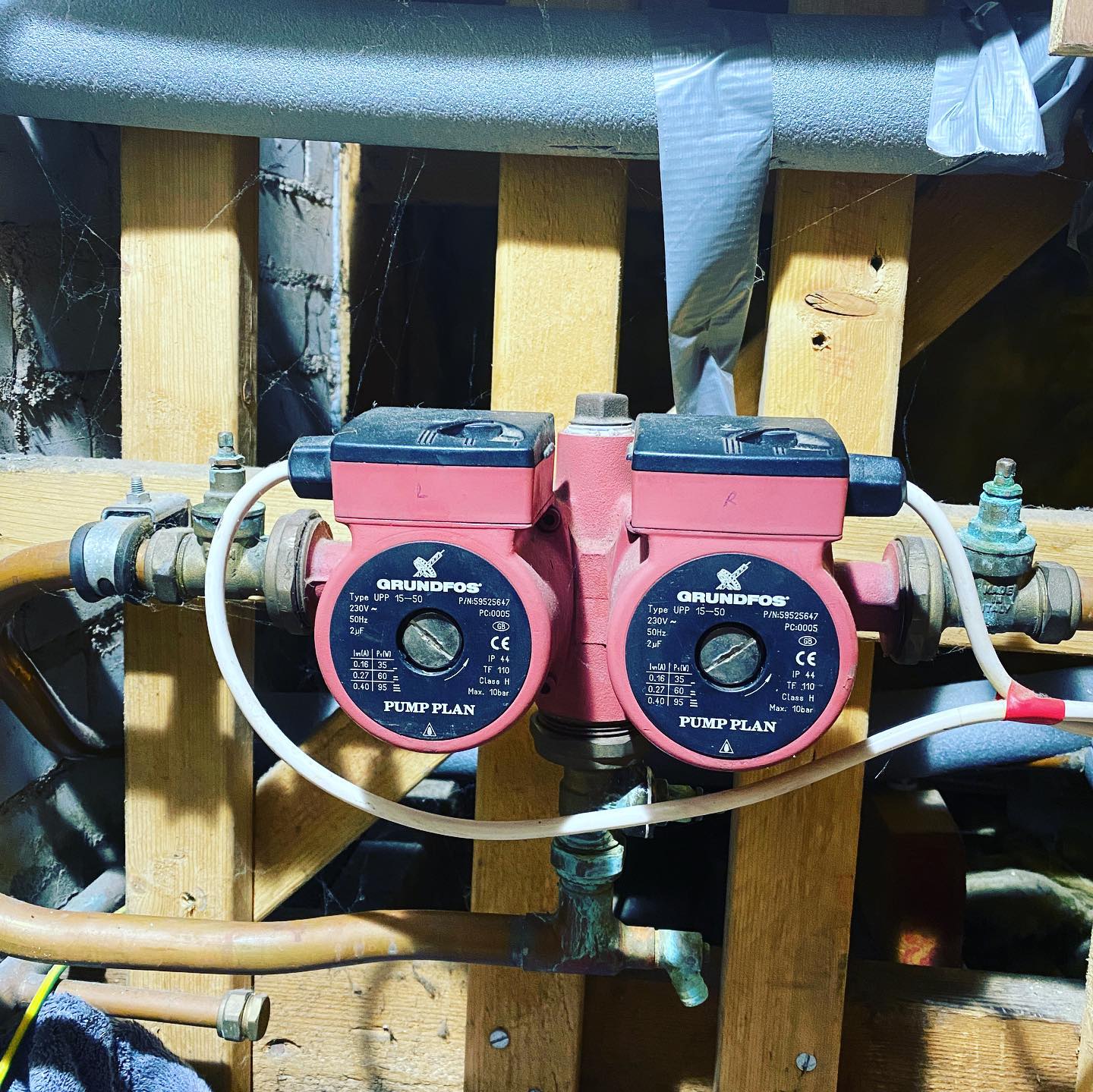 Have you ever seen a double headed pump like this? Made by #Grundfos, known as Pumplan, pulls water in opposite directions acting like a 3 port valve. Pumps became faulty so have been replaced with 1 new #Grundfos pump and 2 #Honeywell zone valves. All now working wonderfully! Also fitted a new #Fernox Omega magnetic sludge filter to help grab that dirt!
👉Follow @stembridgeplumbing 👋
👉Follow @stembridgeplumbing 👋
❤️Double tap❤️
❤️Double tap❤️
____________________________________
👉 Follow @stembridgeplumbing
👉 Follow @stembridgeplumbing
👉 Follow @stembridgeplumbing
____________________________________
👥 Tag a Friend
🛎 Turn on Post Notifications
👨💻 Save to Look at Later
____________________________________
#plumber #heatingengineer #heating #gas #gasengineer #hotwater #radiator #boiler #service #boilerservice #local #angmering #rustington #eastpreston #arundel #chichester #bognorregis #bathroom #bathroominstallation #gasman
