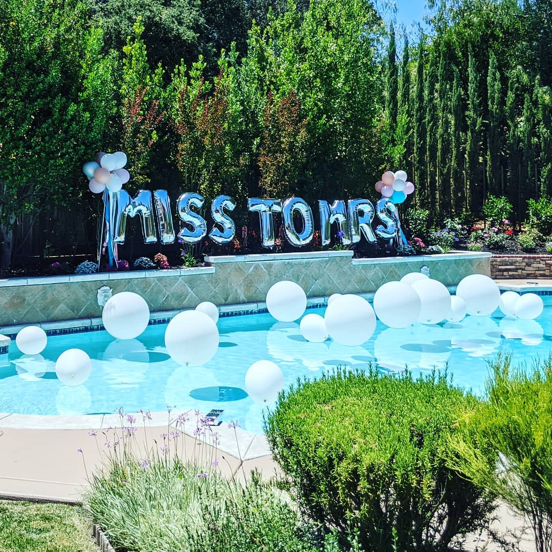 Nothing like a bridal shower that pulls out all the stops: brunch, open bar, live music, and decorations galore! Can't wait to see what the wedding is like!