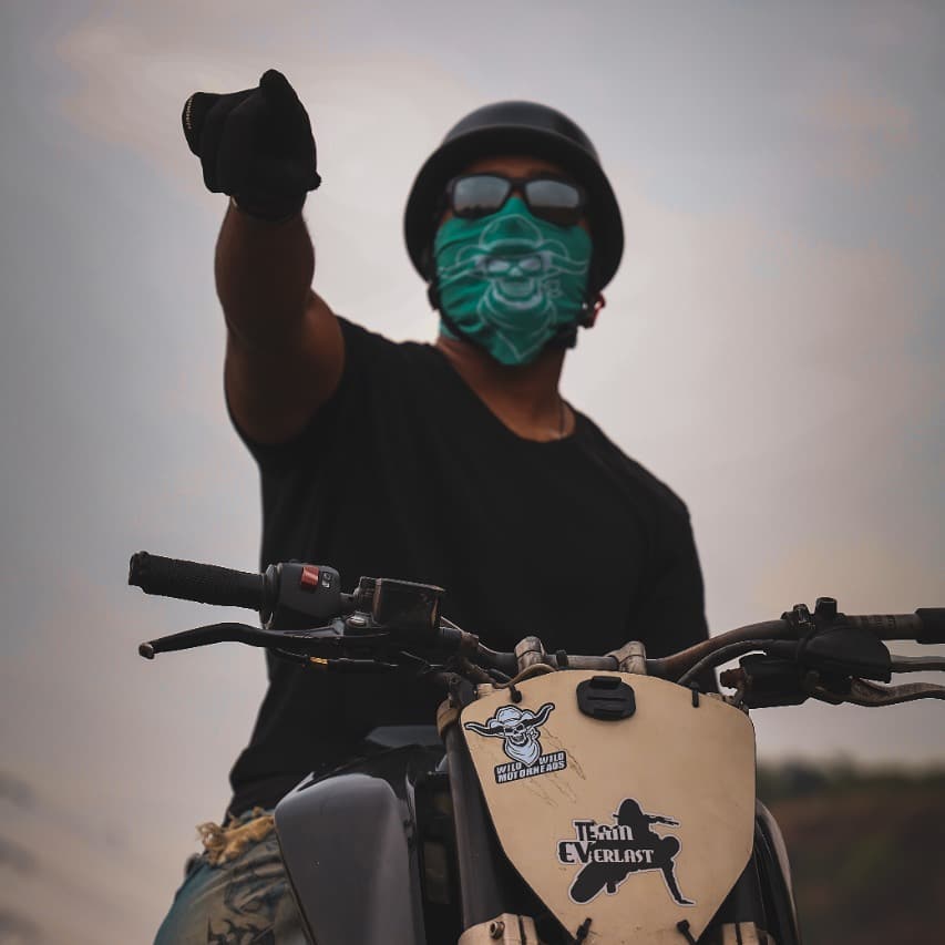 Don't let your mondays be mundane. Aim for your goals and go full throttle. And while you're at it, add some style to your wardrobe with the WWM #Bangkerchief (Link in bio)
@montystunt leading the way.
#wildornothing #whyweride #mondaymotivation #mondaysbelike #monday #motorheads #motivation #truetoyourself #staywild #staycrazy #whywedowhatwedo #thebestornothing #vintageapparel #vintageridegear #adventure #adrenaline #oldschool #gangsta #scarf