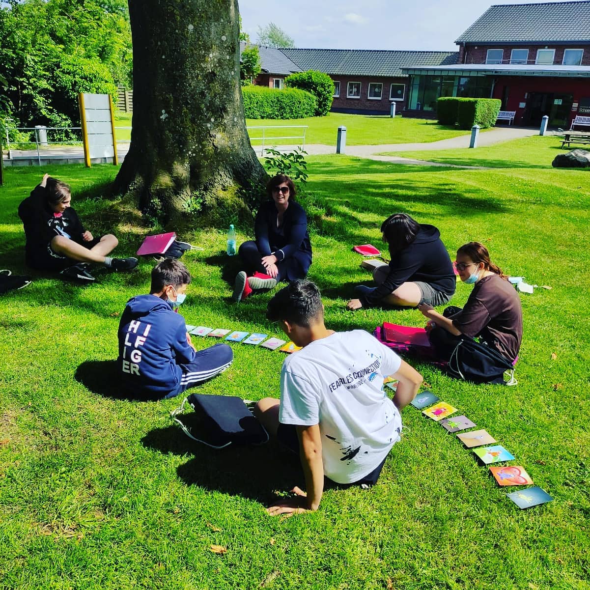 Das erste Sommercamp in dieser Saison ist beendet...nach dem Sommercamp ist vor der weiteren Begleitung und wir freuen uns drauf!
32 großartige Jugendliche aus #lübeck haben sich auf diese besondere Reise gemacht...
Wir sind sehr glücklich über tausend tolle Situationen und Entwicklungen, die ein wundervolles Team begleitet hat.
Herzliche Grüße an die anderen Standorte #hamburg in #lauenburg und #dortmund in #tecklenburg, wir wünschen euch tolle Personalertage!
Und wir freuen uns auf die nächsten Sommercamps!
#motivierenstärkenorientieren #münchen #koblenz #ludwigshafen #endlichwiederanalog #berufung #begeisterung #musical #film #coaching #bewerbung #matheheisstjetztcheckx
#bildungheisstentwicklung
#phasebe #sommerakademie #berufsorientierung #ausbildung #schulabschluss #jugendliche #trotzcorona