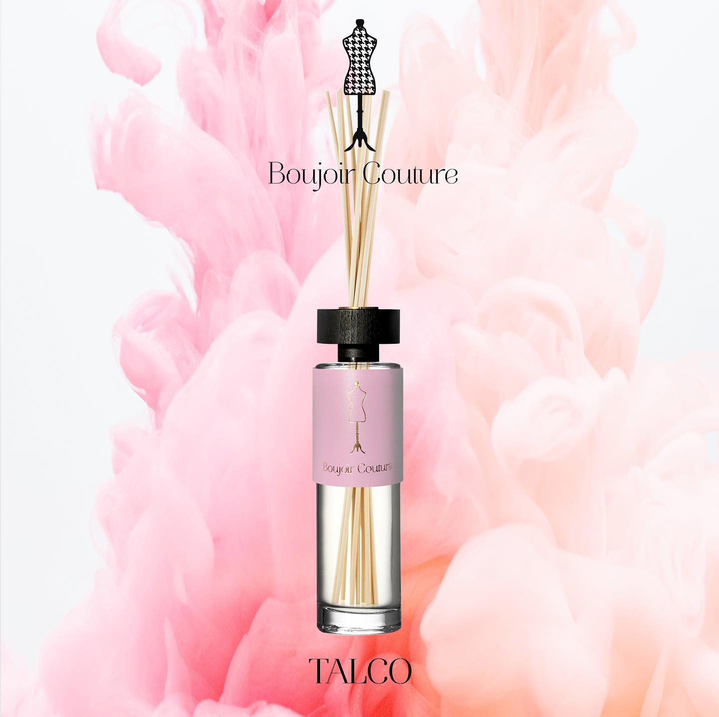 Nostalgica ma intramontabile: questa fragranza sembra rispolverare i ricordi, rimasti dentro a un cassetto di legno antico e mai mutati. Le note aldeidate e il mughetto incontrano un cuore di geranio e gelsomino, per poi esplodere in una nota di fondo caratterizzata dalla nobile essenza del muschio bianco. #ambienteeprofumi #diffusoriambiente #ambiente #talco #homefragrance