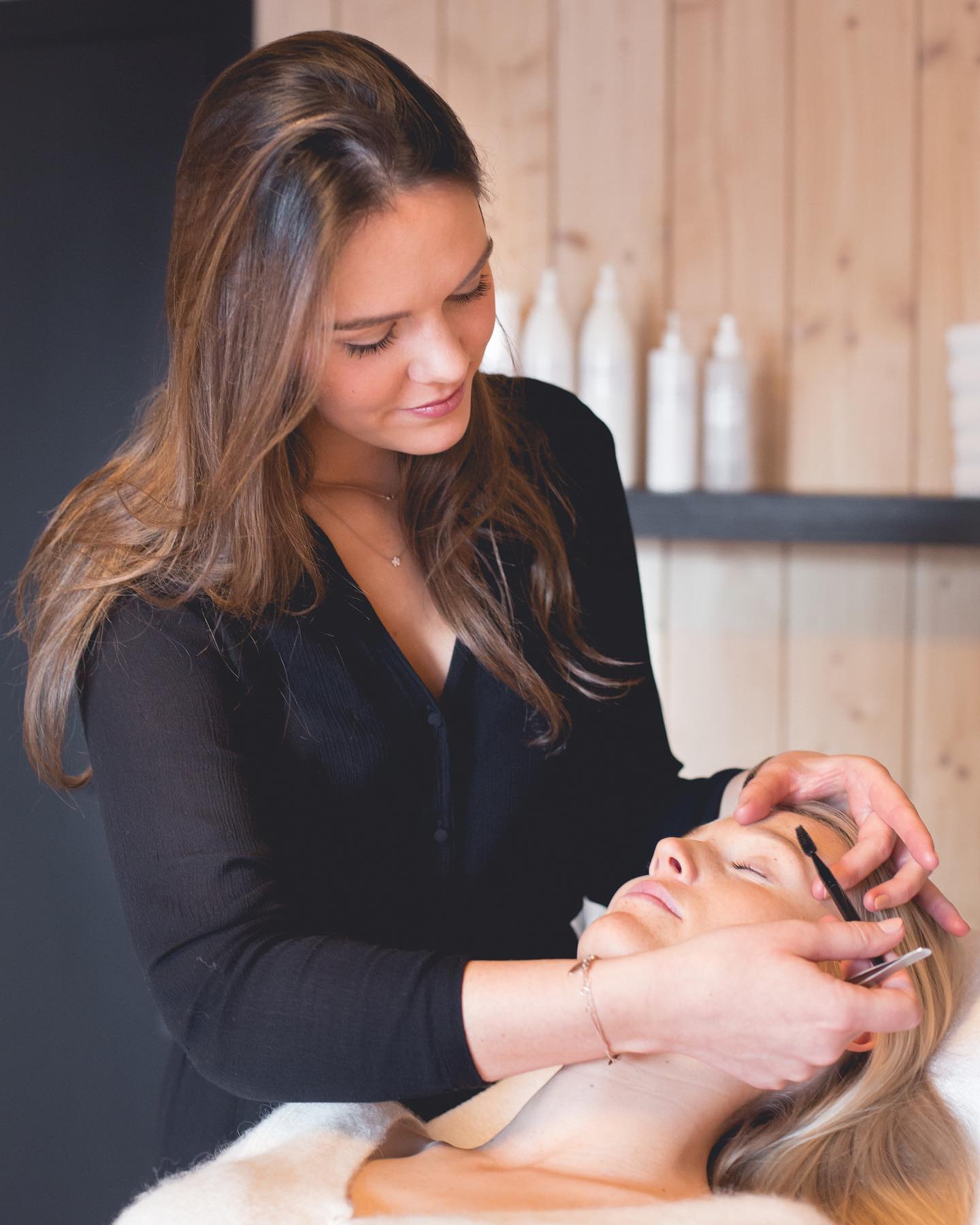 Laatste weekje voor mijn verlof… 💭☀️
De agenda staat deze week al goed vol, op enkele plaatsjes voor wenkbrauwepilatie na 🥸.
Wil je dus graag nog je wenkbrauwen in orde? Ga dan snel naar de website en kies uit de laatste vrije gaatjes!
Het salon gaat terug open op dinsdag 3 augustus.