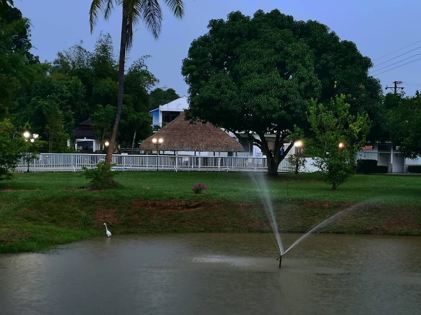 ⭐Un día lluvioso en Melgar.
🌧️Nos encanta este clima porque el ambiente se siente fresco, es muy cómodo para pasar en la casa, descansando.
👉Visita nuestra casa cualquier fin de semana, reserva en www.muner.com.co/casamuner también en Airbnb o al 3145973094.
.
#muner #tolima #casamuner #casaparaalquilar #casaparaalquilarenmelgar #melgar #casasenmelgar #lagomelgar #condominioelruby #airbnb