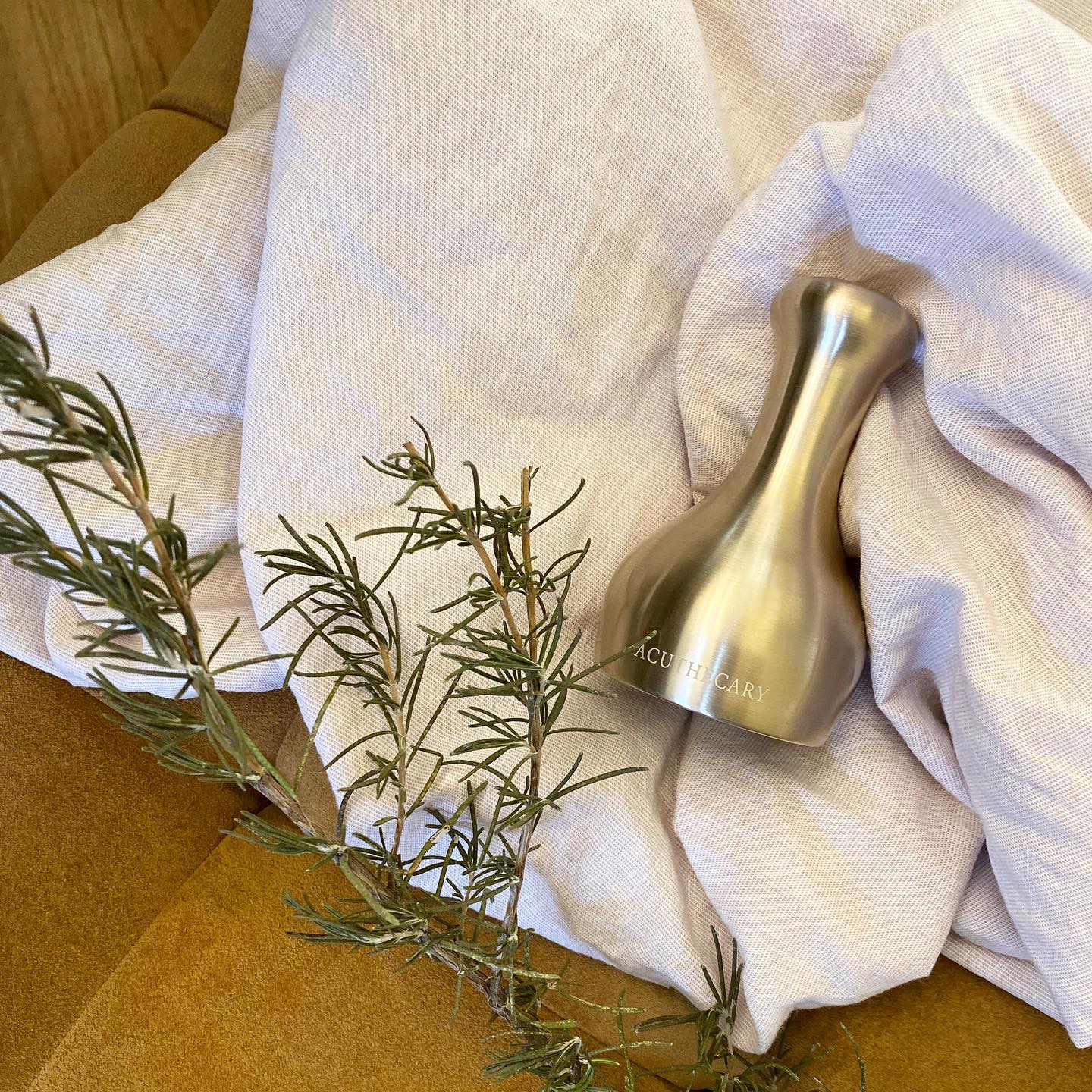 ✨Treat yourself on #humpday with @acuthecary
✔️Discounts available for healthcare and beauty specialists ✨
#selfcare #selfimprovement #selfgift #guasha #facialskincare #acupressurepoints #facialmassage #cuppingtherapy #yugi #metalart #workofart #artist #oc #sohonyc #newportbeach #anthropologiestyle #sephorafavorites #ultabeauty #kbeautyaddict #lymphdrainage #reflexology