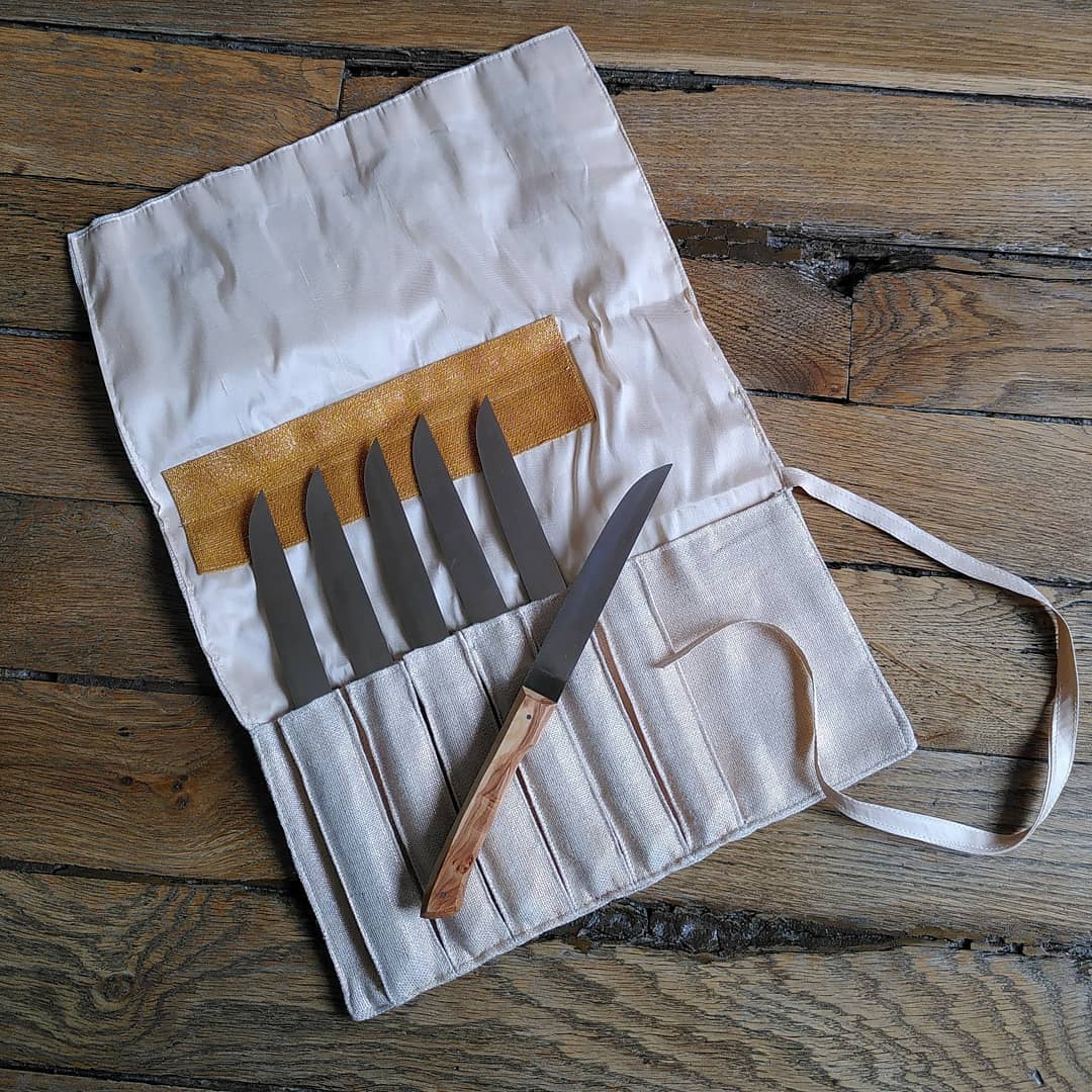 LA pochette spéciale pour les couteaux de table de la coutellerie, faite à la main et brodée a Paris par @lissayou.creations