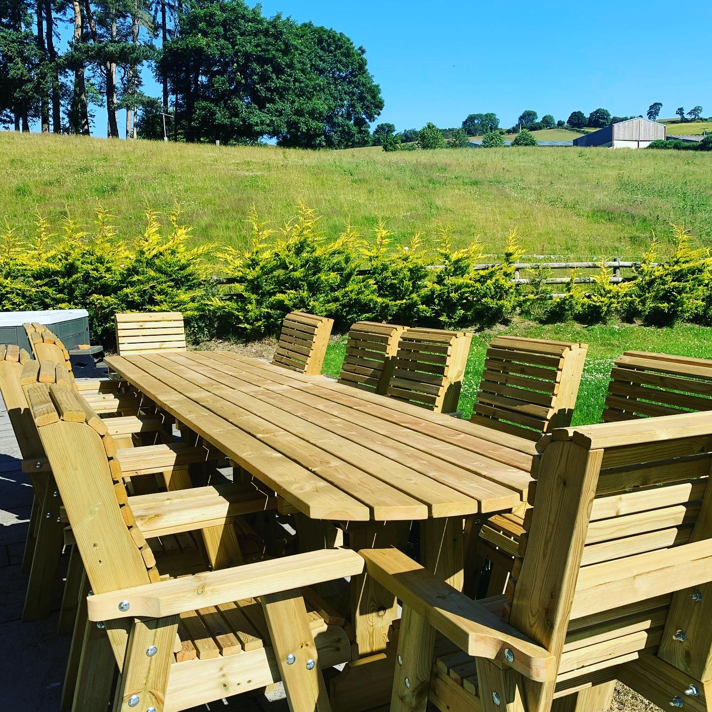 Alfresco dining anyone?
We’ve recently taken delivery of this HUGE outdoor table and chairs so you can all dine outside in comfort and soak up the glorious Welsh sunshine ☀️
#outdoordining #outdoorfurniture #dineinstyle #comfort #welshsunshine #midwales #holiday #holidayhouse #holidaylet #familyholiday #familytime #holidaywithfamily #holidayswithfriends #tablegoals