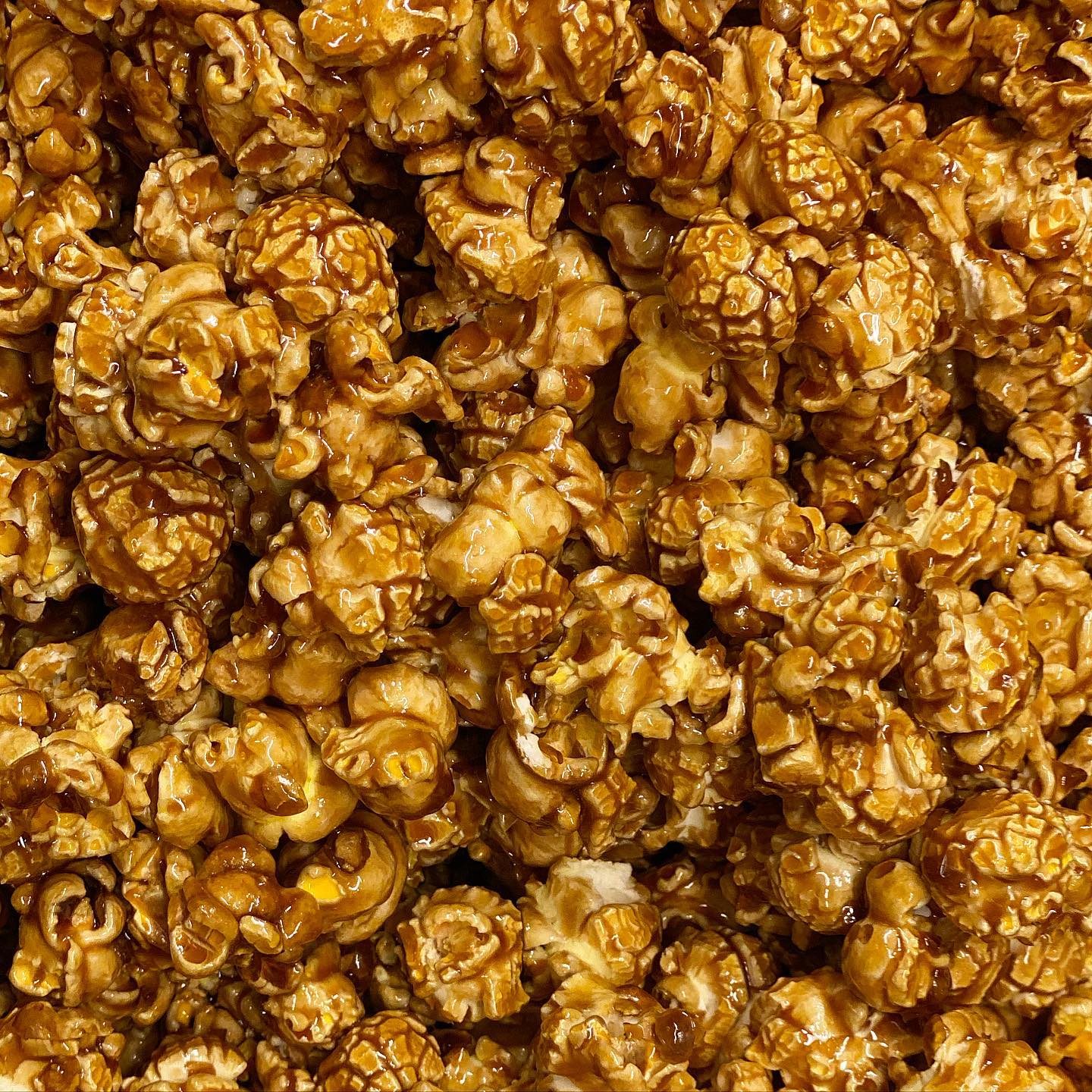 Har du smakt vårt hjemmelagde karamellpopcorn? Store mushroom-popcorn glasert med karamell 😍😍
#caramelpopcorn #sweetandsalty #gourmetpopcorn #caramelcorn #popoftheday #snacks #popcorncompagniet