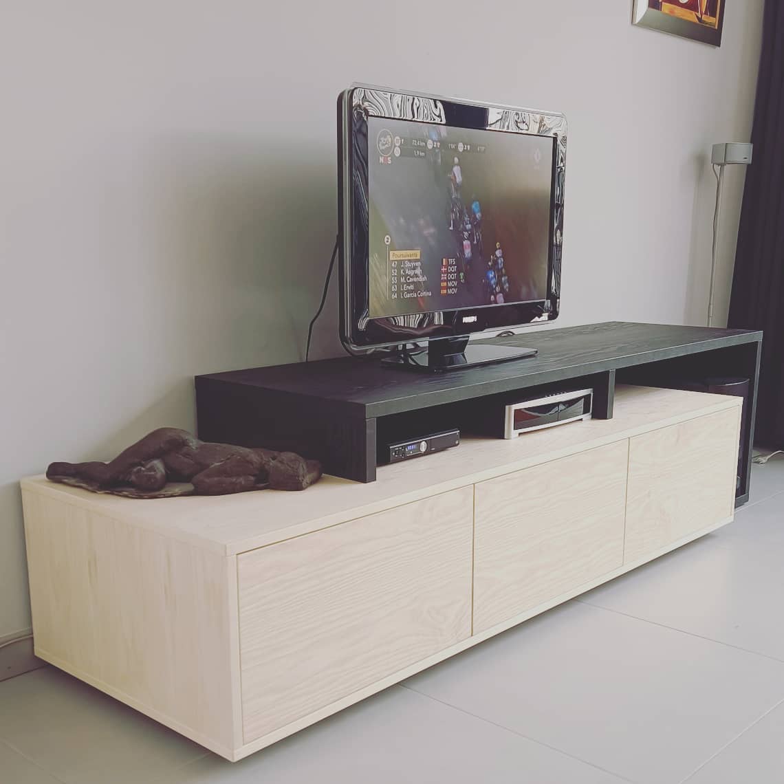 Bij dit tv-meubel is de natuurlijke kleur van het essenhout gecombineerd met blackwashed essenhout. Push-to-open en soft close lades.
#meubelmaker #essenhout #blackwash #tvmeubel #meubelsopmaat #snijdthout #softclose