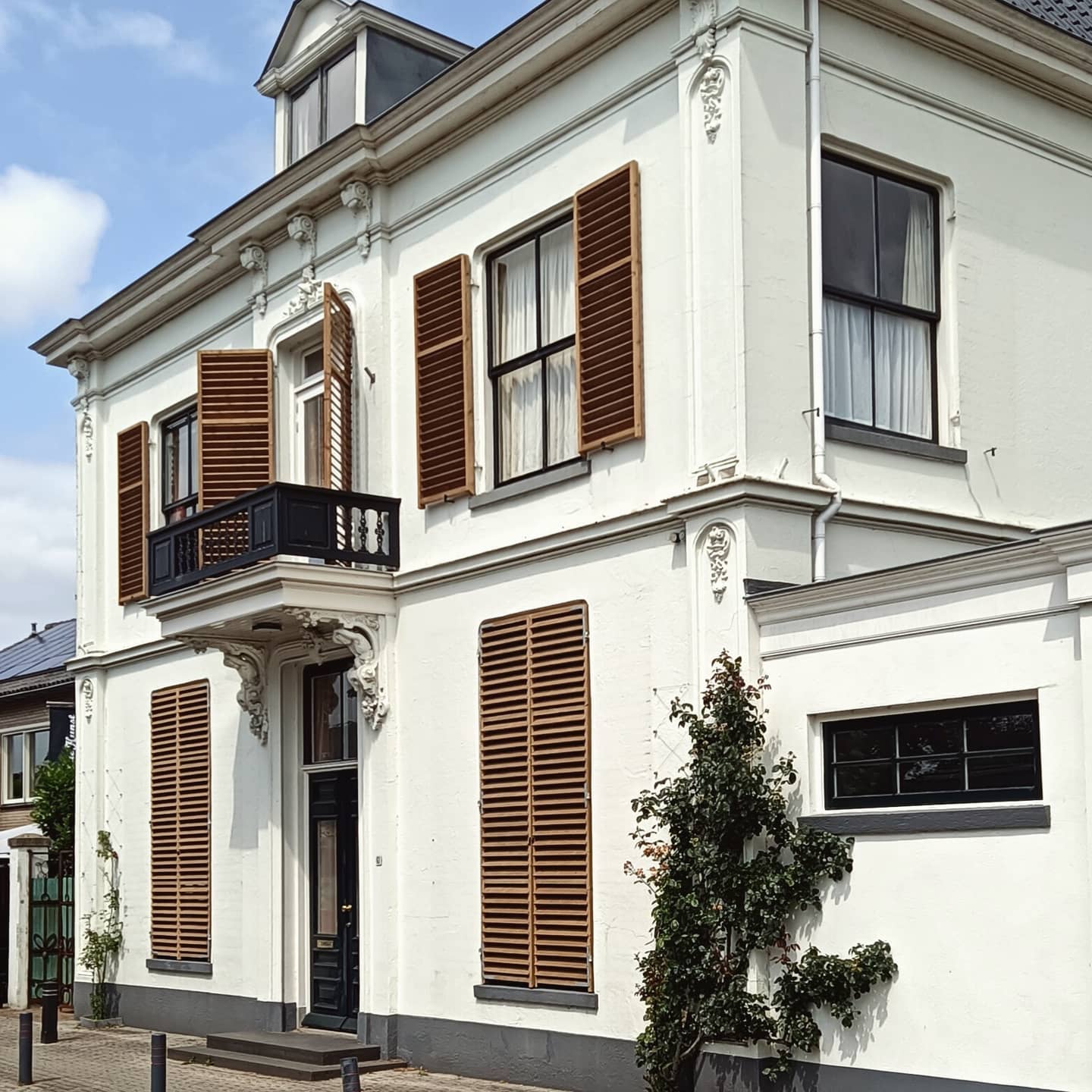 Vandaag de #buitenluiken geplaatst van dit bijzondere pand. De luiken zijn gemaakt van verduurzaamd Nederlands hout.
#duurzaamhout #snijdthout #interieuropmaat #meubelmaker #houtenluikenopmaat #louvrepanelen