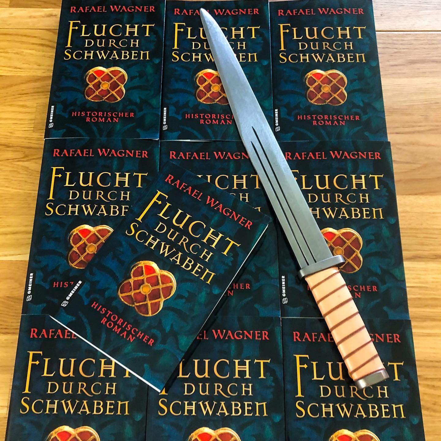 Endlich 🤗 hab ich nun meine ersten Exemplare von #marcusvonarbona in Händen 👏🏼 Was für ein tolles Gefühl! 📚
www.rafael-wagner.ch
#gmeinerverlag #lovelybooks #frühmittelalter #mittelalterroman #historischerroman #historischeromane #neuerroman #stiftsbezirk #arbon #bodensee #thurgau #schwabenländle #schwaben #mittelalter #stiftsarchivstgallen