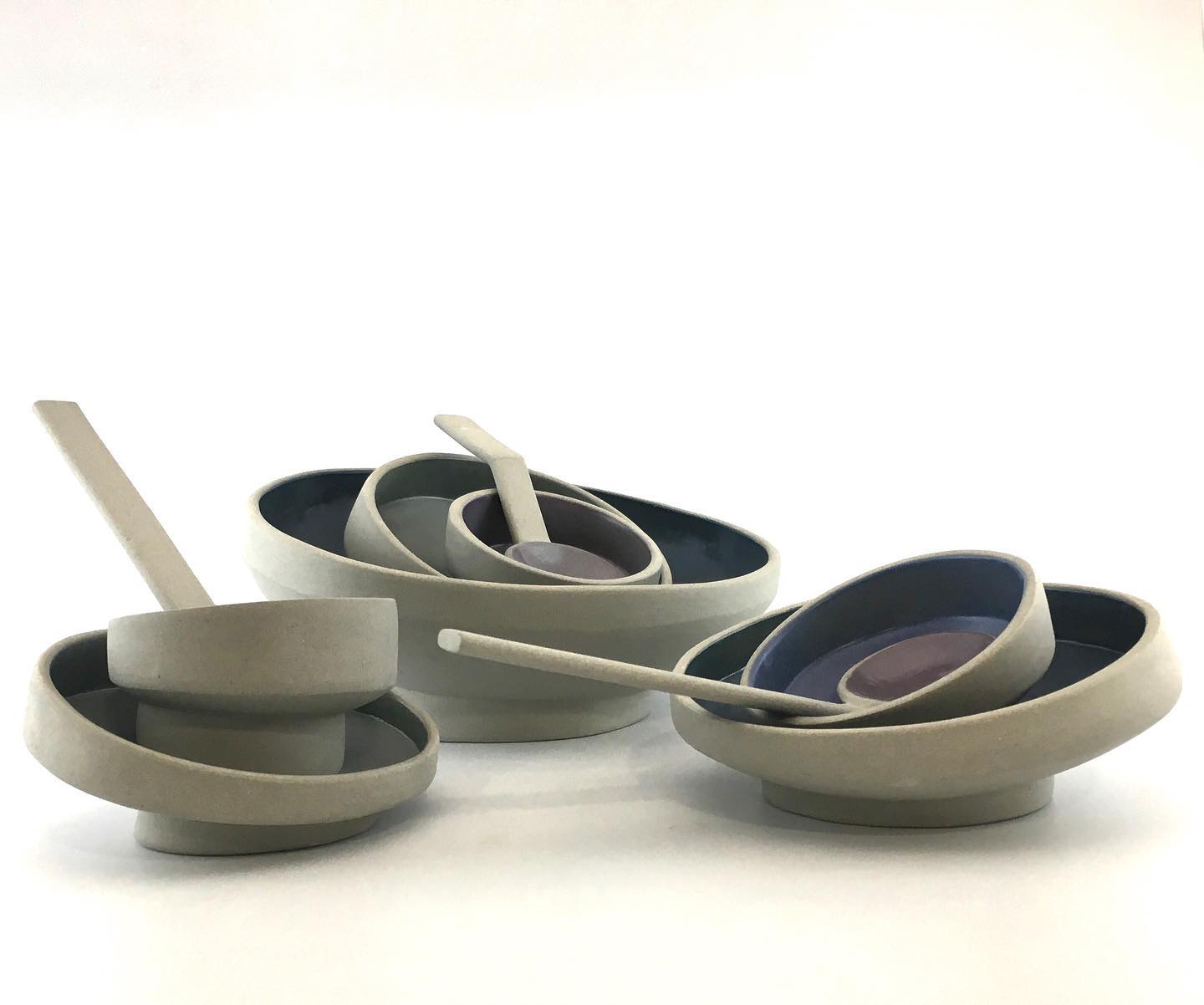 Hello! And ..I’m still here...I’ve been making new work. These guys are fresh out of the kiln. I’ve been hand/building as I have a hand injury and currently unable to throw. I don’t know when I’ll be able to return...so..in the meantime...when life gives you lemons🍋make lemonade 🍋💦 swipe for an aerial view and let me know what do you think?
#resilience #tableware #handbuilding #pottery #modernism #brutalistarchitecture #breakfast #contemporaryart #designermakeruk
#handmade #kitchenstyling #brutalceramics #handmadeinwales #famfamily @findamaker @craftfestival