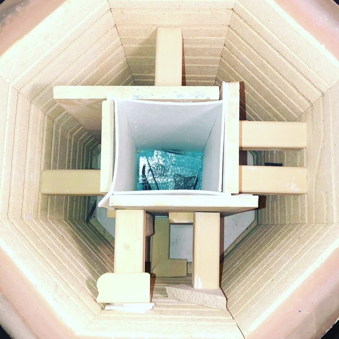 Kiln time ...
🌊🌊🌊🌊🌊
Going deep making waves
#NotJustAPrettyWave
#catchingawave #artsea #glassart #glassartists