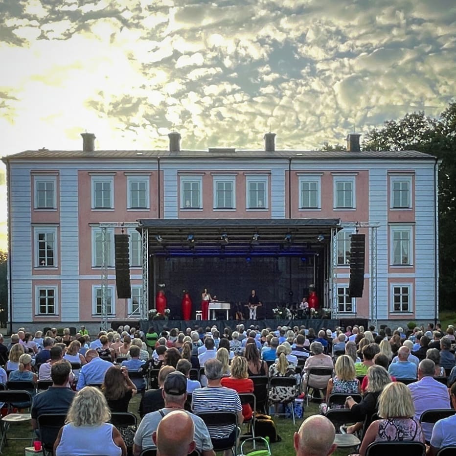 Alla goda ting är tre! Så även sommarens slottsgig. Förra helgen hjälpte vi till med med PA från Martin Audio i Ovesholm.
24 WPS
8 SXC118
4 DD6
9 iK42
#martinaudio #wssab #wavefrontprecision @martinaudio @lenaphilipsson @ovesholmsslott @krall_entertainment #ovesholmsessions