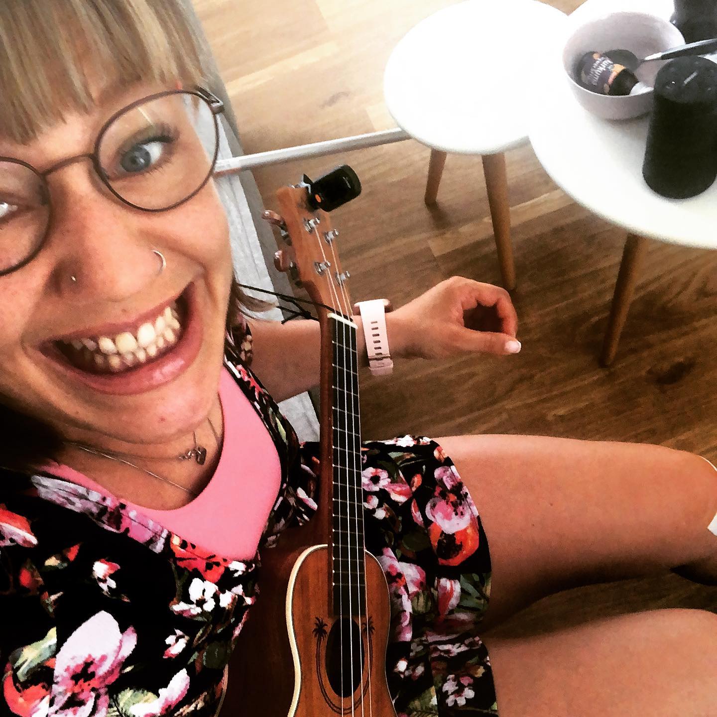 🌸☀️_Kniebehindert aber Ukulelenglücklich_ 🌸☀️
#knieoperation #ukulele #übungmachtdenmeister #sportpause #musicmaker