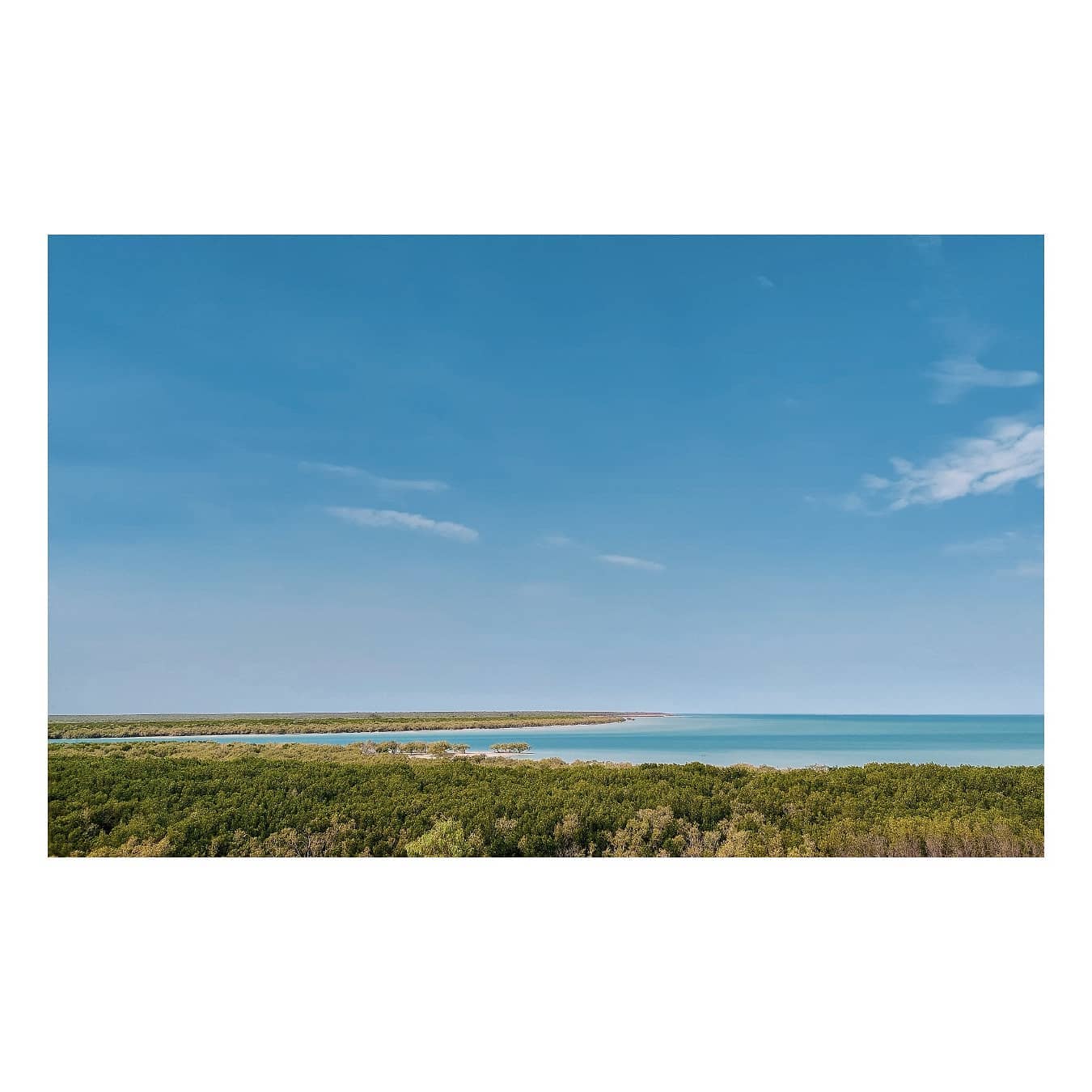 🇬🇧Broome - 🔴 red sunsets, red beaches, 🌕 stairways to heaven, art galleries, ⚪ pearls boutiques. All that with Matso's chilli ginger beer and...friendly crocs🩴🐊
🇵🇱Broome - 🔴 Czerwone zachody słońca, czerwone plaże, 🌕 schody do nieba, galerie sztuki, ⚪ perły na sprzedaż. A to wszystko w towarzystwie piwa imbirowego z chilli od Matso's i...crocsów🩴🐊
#broomewa #australianbeaches #australianvibes #antypody #naplażysłońcepraży #krokodyl #północnaaustralia #wklapkach #gorąceklimaty #zachodysłońca #phonepic #matsosbrewery