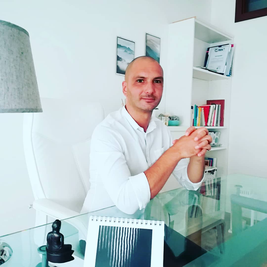 In questo periodo dominato dall'incertezza, ci ritroviamo a vivere la nostra vita con stress. La paura e la rabbia sono le emozioni più frequenti che si possono sperimentare rispetto al contesto che stiamo vivendo. Questo per via di una pressione che arriva dall'ambiente, dalle notizie, dalla società.
Tutto questo ci toglie la motivazione, l'energia per affrontare le nostre giornate e ci allontana dai nostri obiettivi. E spesso la nostra volontà non è sufficiente per cambiare la situazione.
Come possiamo ritrovare la serenità interiore?
Innanzitutto dobbiamo ridurre lo stress accumulato, per fare questo ci sono diverse tecniche, come la meditazione, mindfulness, oppure il brain gym.
Un attimo dopo è necessario riprendere in mano la situazione: focalizzarsi, riformulare i propri obiettivi valutando la situazione attuale, lavorare sulle proprie convinzioni, sulla matrice che guida le nostre azioni e la nostra vita, e ripartire.
Nel mio lavoro tutto questo lo faccio con una serie di approcci integrati, di cui Psych-k®️ è la punta di diamante, una tecnica semplice, molto efficace, molto potente, che riesce ad allineare la tua consapevolezza, i tuoi desideri, i tuoi obiettivi, con la vera matrice che guida la tua vita: il tuo subconscio.
Info su direct 📲
.
.
.
.
.
#crescitapersonale #cominciamoalmeglio #obiettivi #consapevolezza #stress #emozioni #coachingcagliari #coachingsardegna #cagliari #instacagliari #cagliaricity #sardegna #autostima #convinzioni #vita #ripartiamo