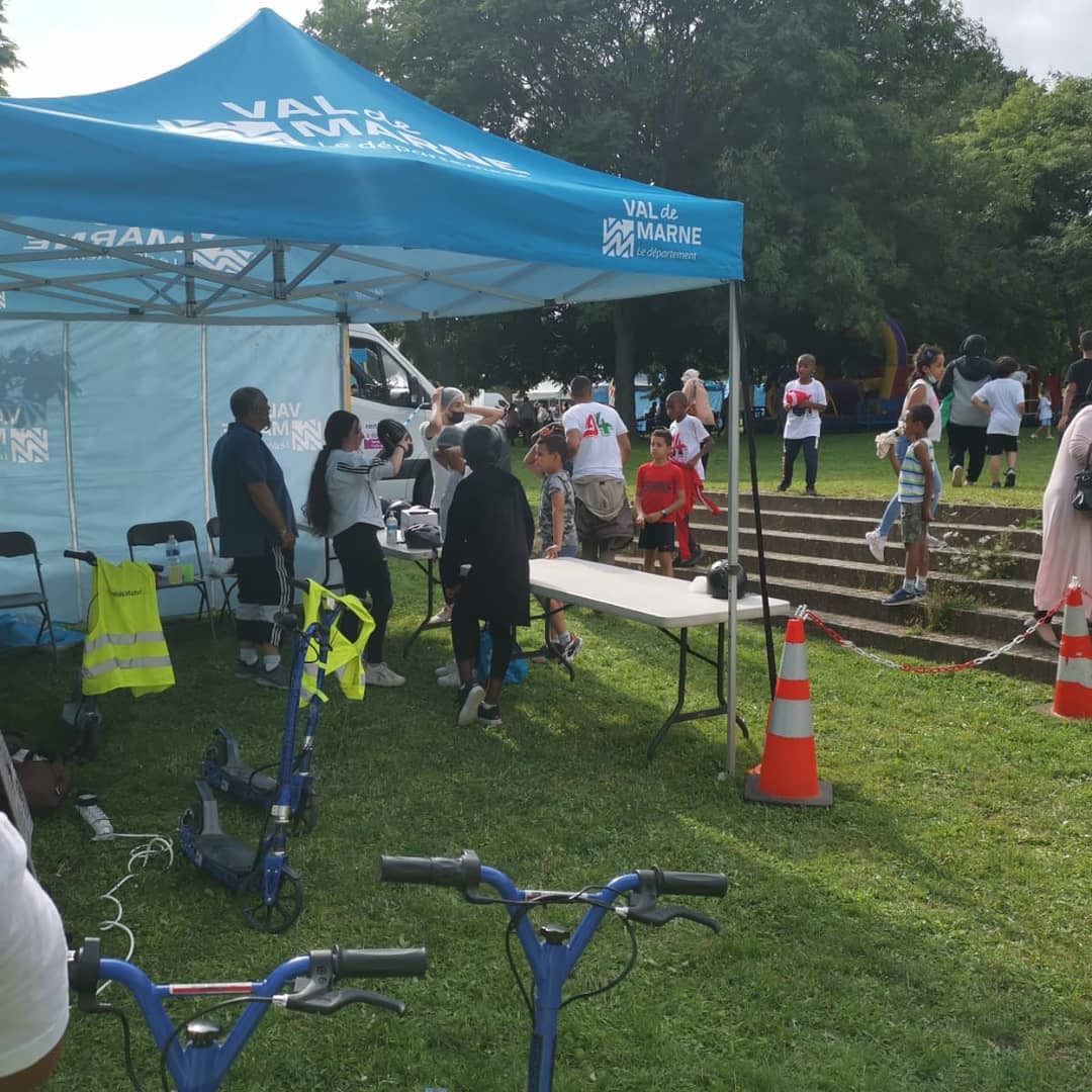 Nouvelle action tournée autour de la sécurité routière ce jeudi 29 juillet au parc des hauts de Bruyères à Ville de @villevillejuif
- Sensibilisation sur les risques routiers
- Pédagogie autour des différents panneaux de signalisation
- Mise en situation sur un parcours balisé.
Merci à @valdemarne_94 pour cette belle journée.
"La prévention par l'animation"
#securiteroutiere #ecole #college #kids #securaction #trottinetteélectrique #permisdeconduire #safety #association #signalisation #codedelaroute #animation #prevention #sensibilisation #jeunesse #projet #vigilance #citoyen #conduite #theorie #apprendre #pratique #test #idf #villejuif #94 #paris #iledefrance #mobilité #trottinette