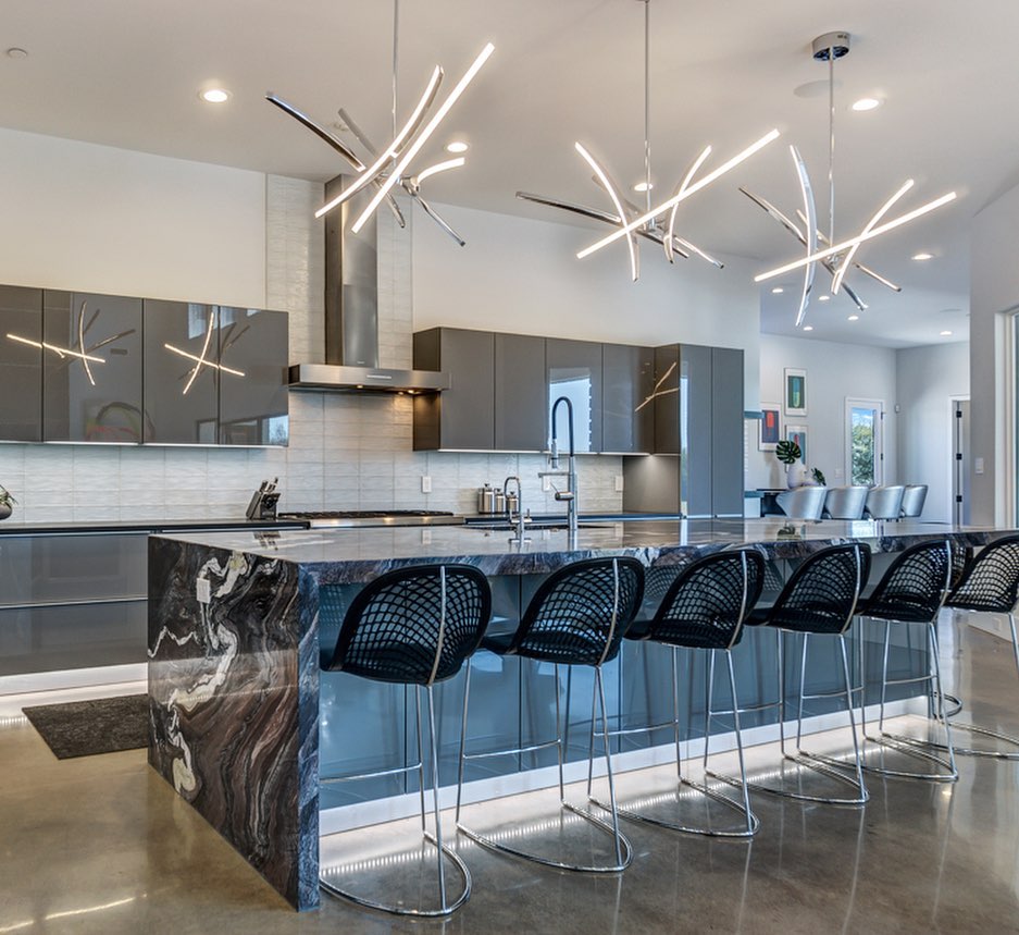 We are loving how this modern kitchen came together 🙌 from the custom @poggenpohlkitchens cabinets, with their hand sanded mirror finish in high gloss lacquer, to the sexy laser cut leather stools from @scott_cooner 🔥
#EstesDesignGroup
#modernkitchen
#customkitchen
#luxuryestate
#residentialdesign
#luxurylifestyle
#interiordecorating
#modern
#home
#luxuryrealestate
#heathtx
#kitchendesign