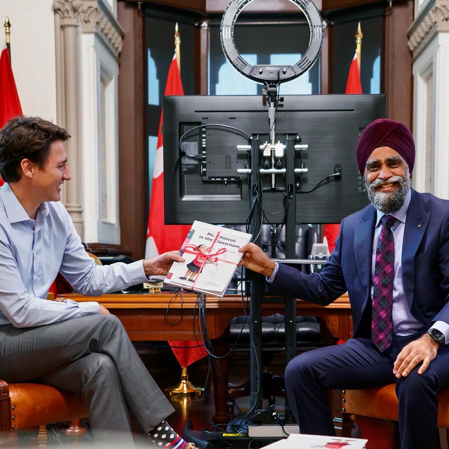 I’m honoured to have my books in the hands of two amazing leaders! Thank you for all that you do for our country, Right Honourable Prime Minister, Justin Trudeau and Honourable Minister of Defence, Harjit Sajjan.
#childrensbooksforpandemics #childrensbooksauthor #mindfulness #authorwebsite #bipocauthors #teacherlibrarian #positivity #canadianauthor