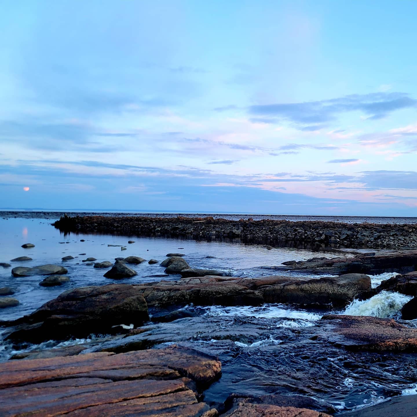 Aller jusqu'au bout de la route
Avec des airs boréals
Océan et rivières en cascades
Sur des lits de roches millénaires
Une immensité vibrante
Du Serge Bouchard dans les oreilles
Merci Côte-Nord, c'était bin le fun!
#roadtrip
#roadtripquebec
#cotenord
#roadtripsolo