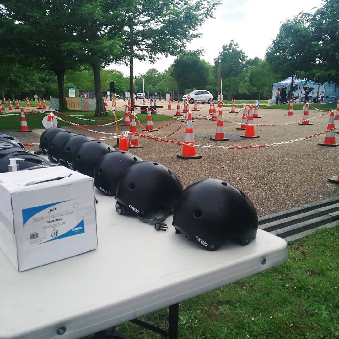 Ce mardi 3 aout, nous étions au Parc départemental de la La Plage Bleue à Valenton (94) pour une après-midi de sensibilisation sur les bons réflexes à avoir sur la route.
Les plus jeunes ont pu se familiariser avec les panneaux de signalisation et la conduite en deux roues.
Les plus grands n'ont pas été oublié et on eu le droit à une initiation en trottinettes électriques/
Tout cela dans la bonne humeur et le sourire.
Merci à Département du Val-de-Marne pour cette belle journée.
#securiteroutiere #ecole #college #kids #securaction #trottinetteélectrique #permisdeconduire #safety #association #signalisation #codedelaroute #animation #prevention #sensibilisation #jeunesse #projet #vigilance #citoyen #conduite #theorie #apprendre #pratique #test #idf #villejuif #94 #paris #iledefrance #mobilité #trottinette