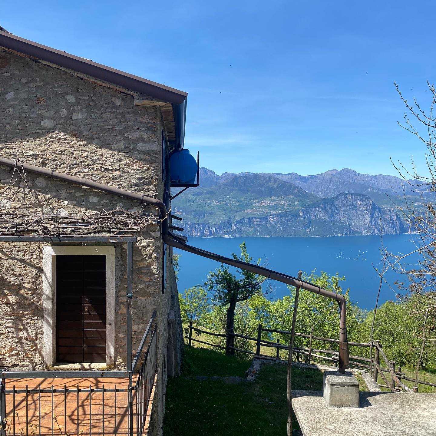 Für den, der die Abgeschiedenheit liebt🇮🇹❤️🏡🏡kleines süßes Rustico mit atemberaubendem Seeblick oberhalb von San Zeno di montagna zu verkaufen. #gardasee #zanzenodimontagna #immobilien