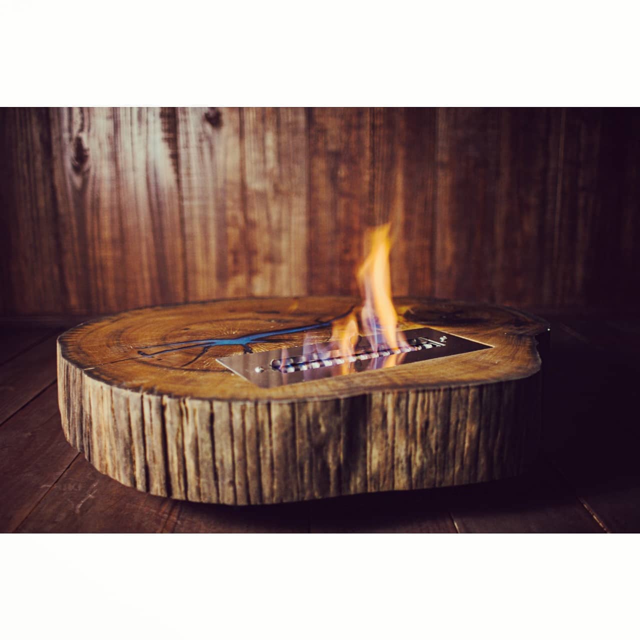 Dias frios pedem uma lareira para aquecer o ambiente.
Lareira ecológica, em madeira itaúba, com detalhes em resina azul galáxia.
Mobilidade facilitada por rodinhas de silicone, queimador em inox polido com absorvente em lã de vidro.
Dimensões: 85x68x13